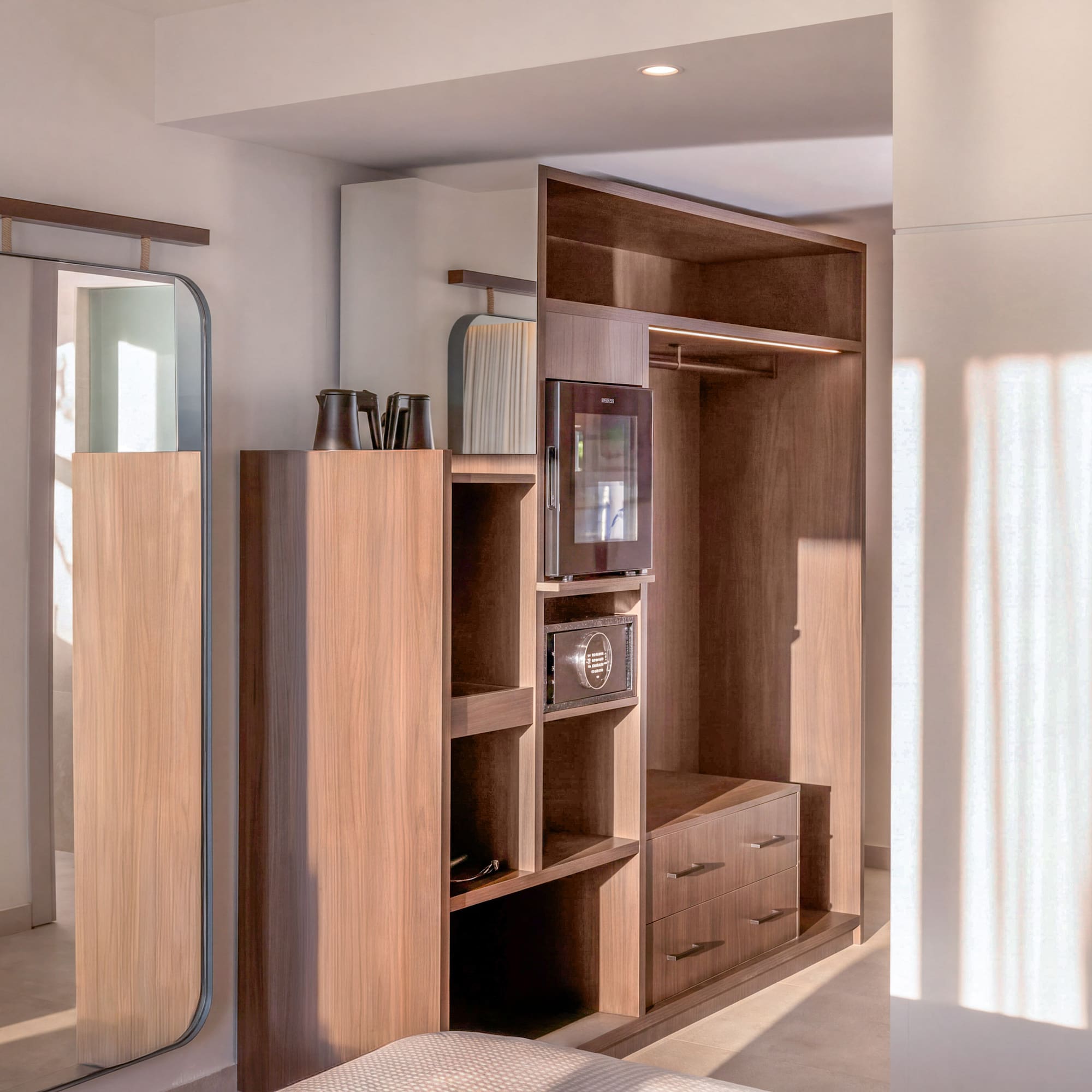 Modern hotel room wardrobe with mirror, minibar, safe, and yoga mat. - The INNSiDE Room サイドシービュー - INNSiDE Bugibba, ブジッバ