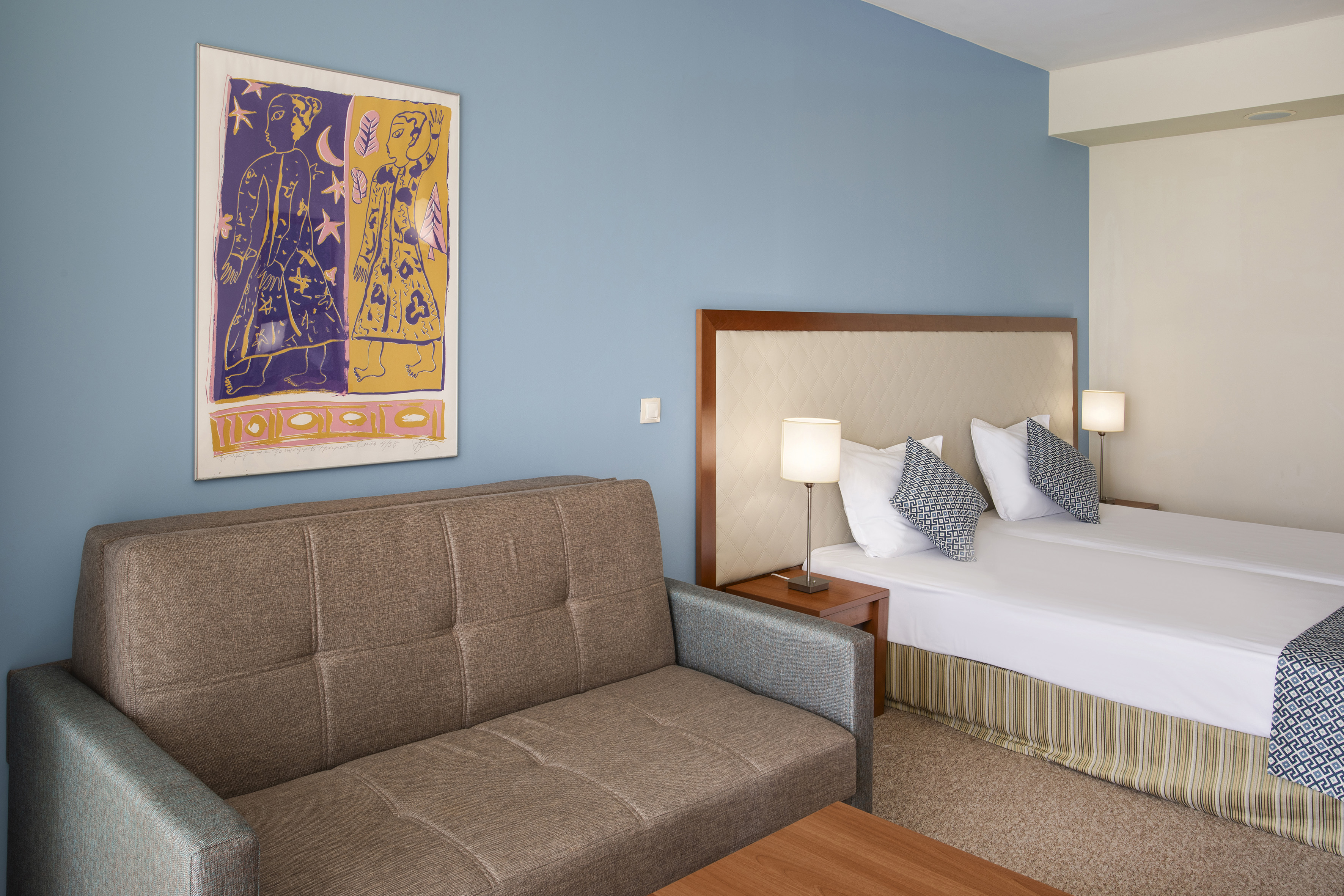 a room with a couch and a bed - SOL Room cu Vedere la Parc - SOL Luna Bay, Obzor