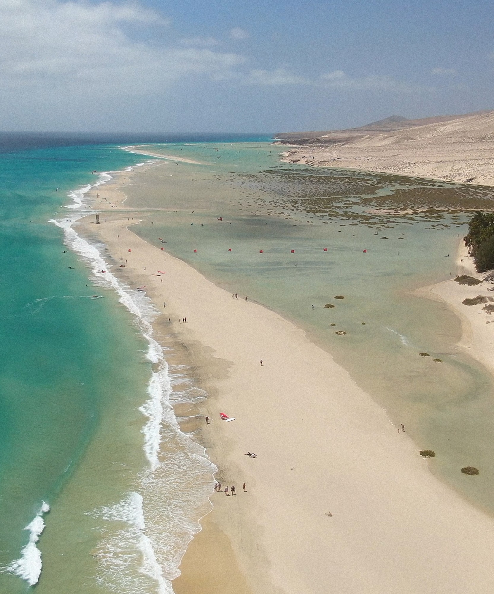 Playa Jandía, Fuerteventura: océano turquesa, windsurf, laguna, dunas y hotel.