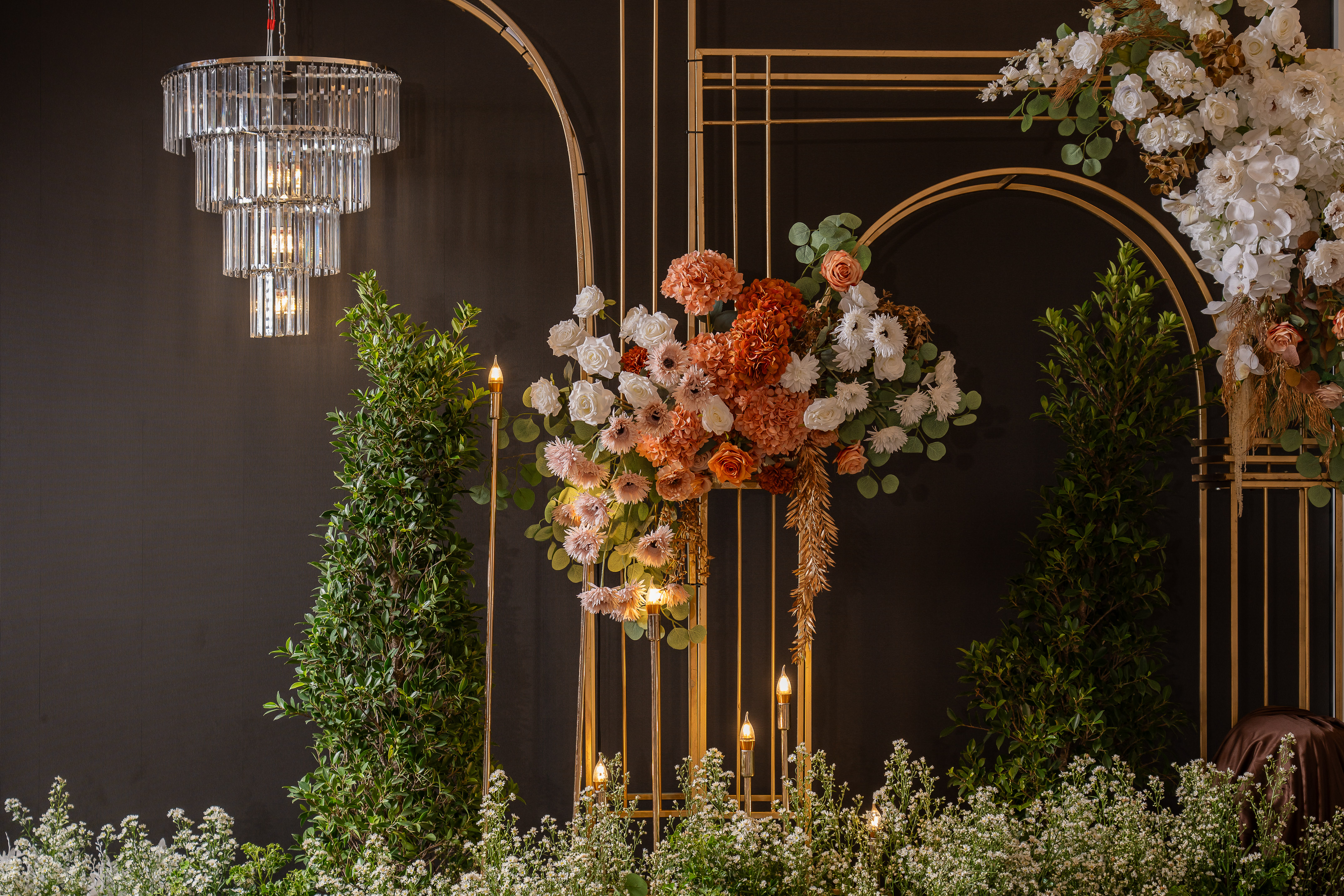 Gold arch, crystal chandelier, vibrant floral event decoration. - Nuaan - Meliá Pattaya Hotel, Pattaya