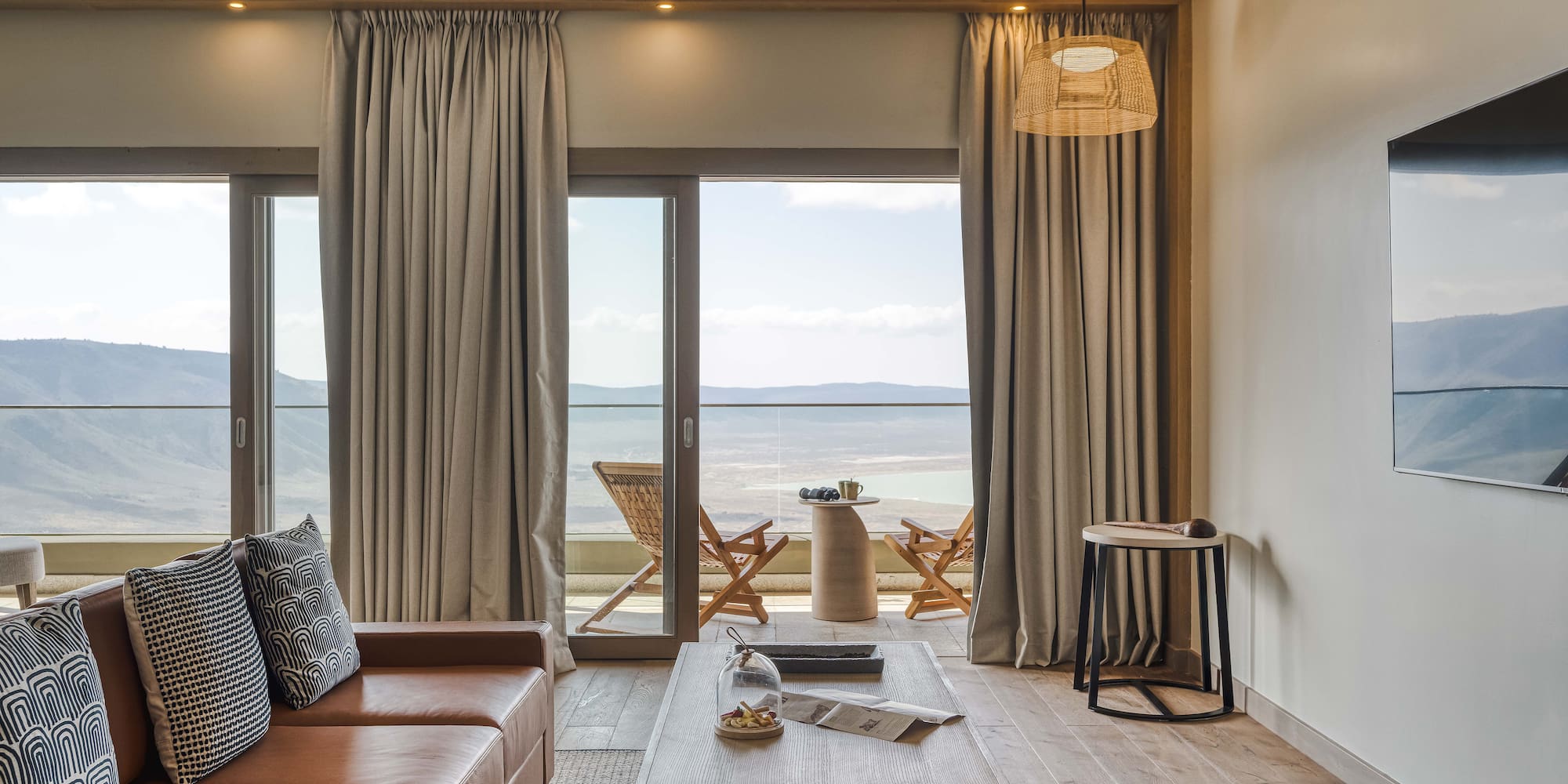 un soggiorno con vista sull'oceano e un divano