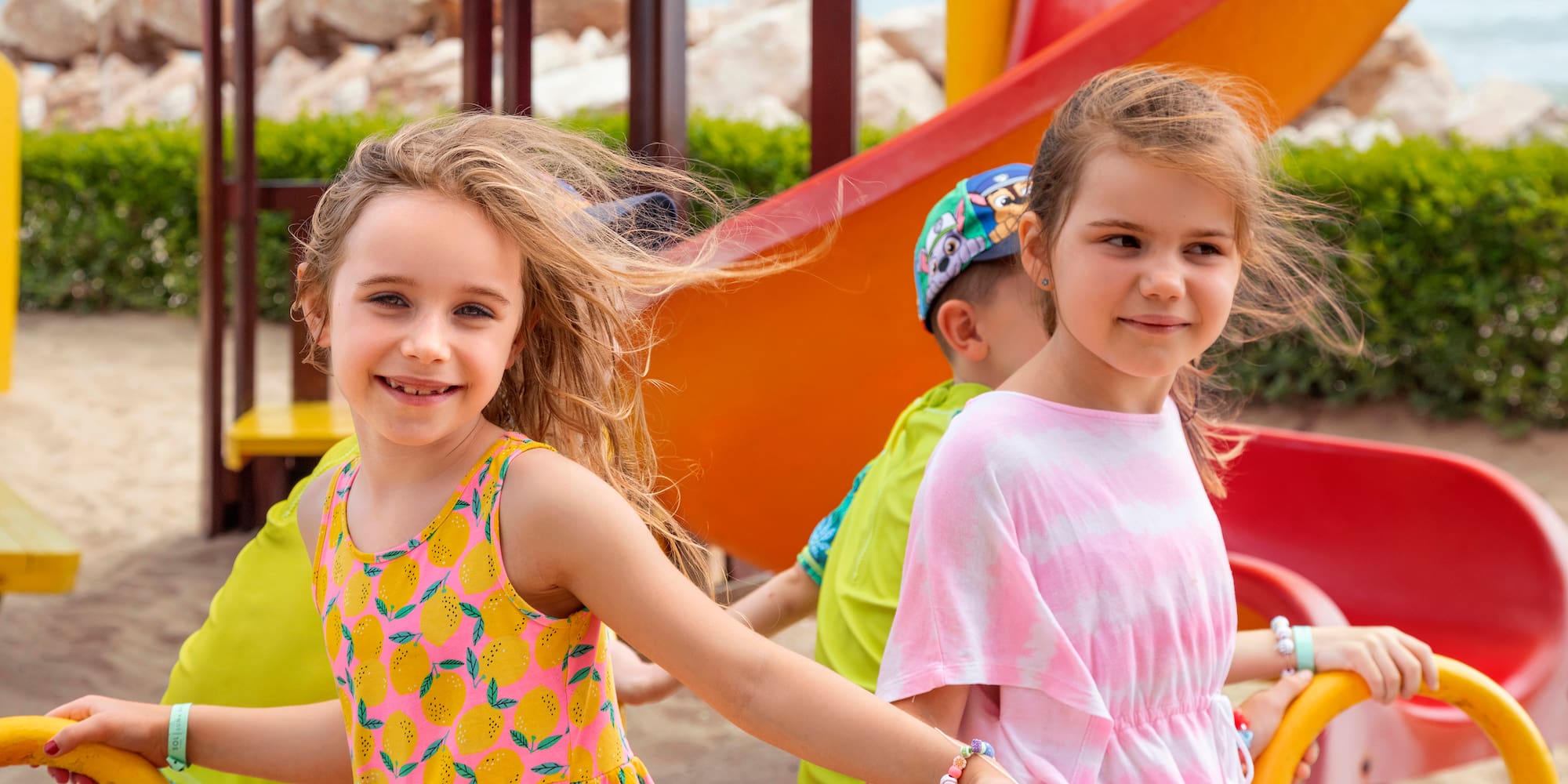 eine Gruppe Kinder auf einem Spielplatz