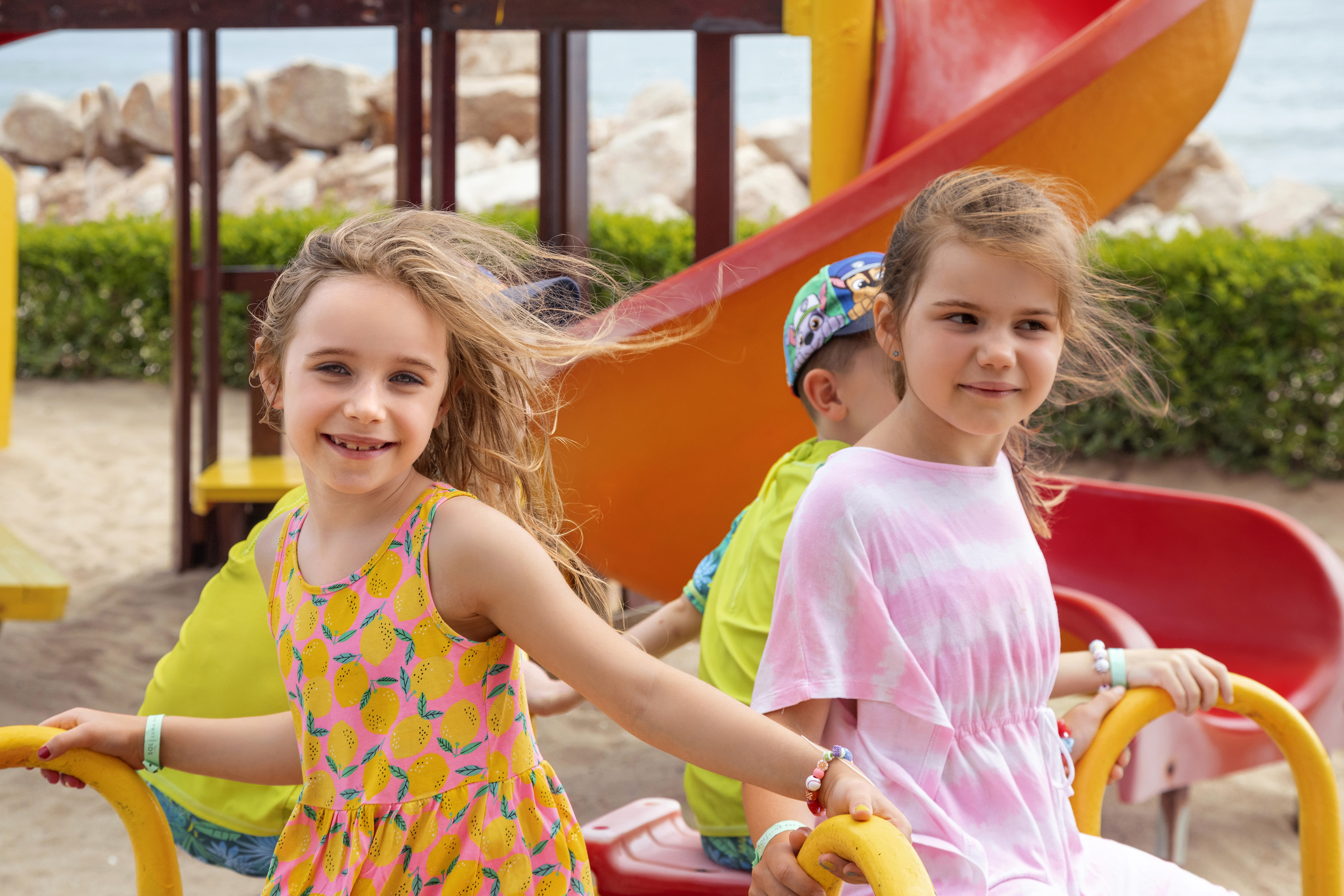 eine Gruppe Kinder auf einem Spielplatz