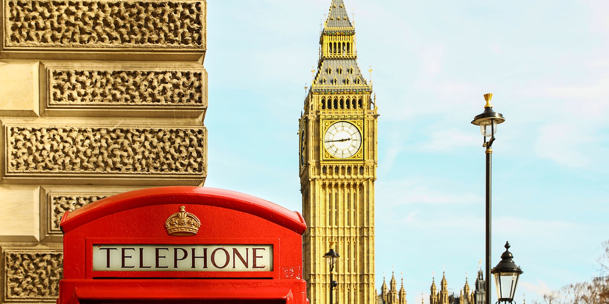 Cabina telefónica roja y Big Ben con Casas del Parlamento en Londres.