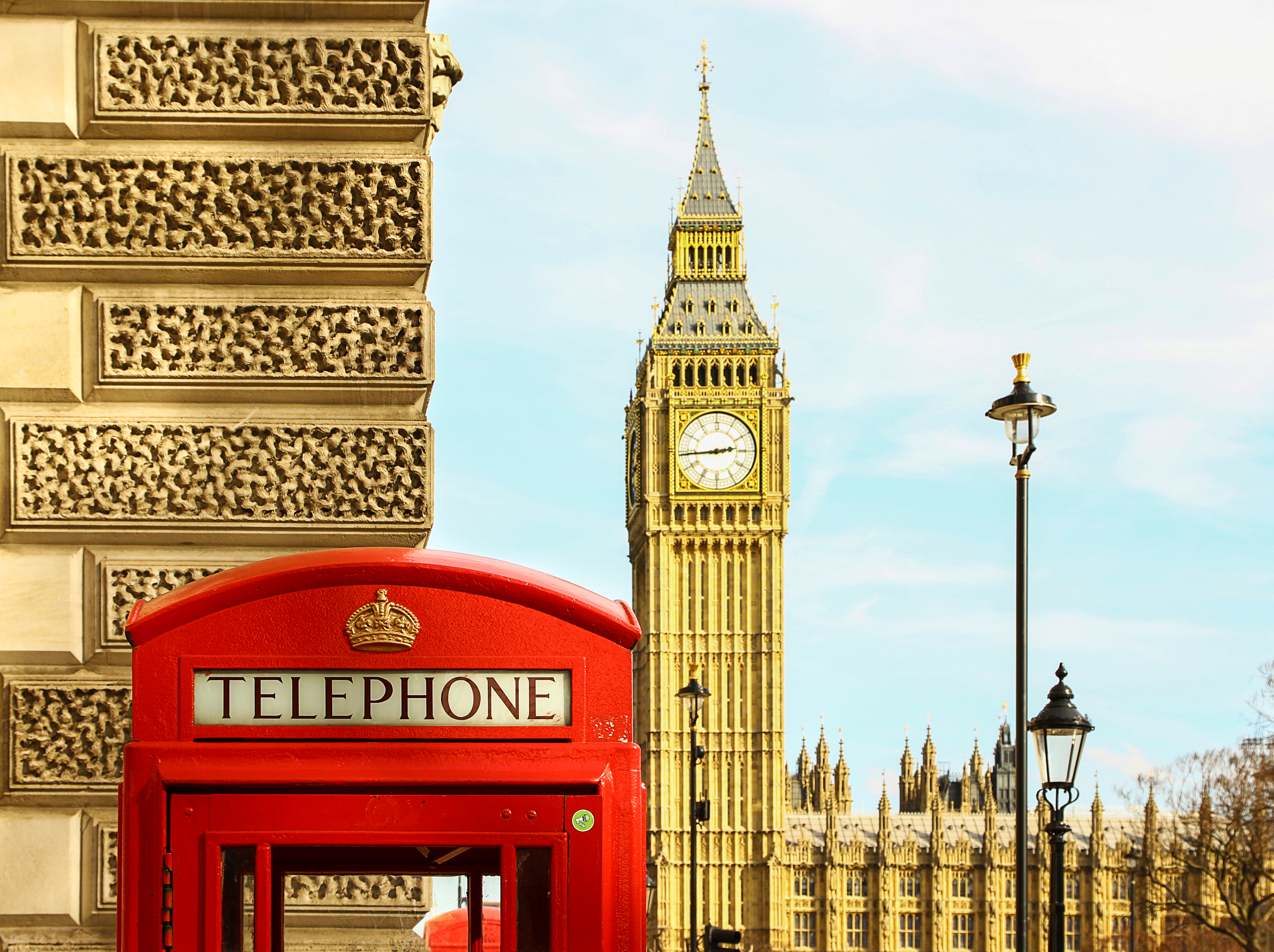 Cabina telefónica roja y Big Ben con Casas del Parlamento en Londres.