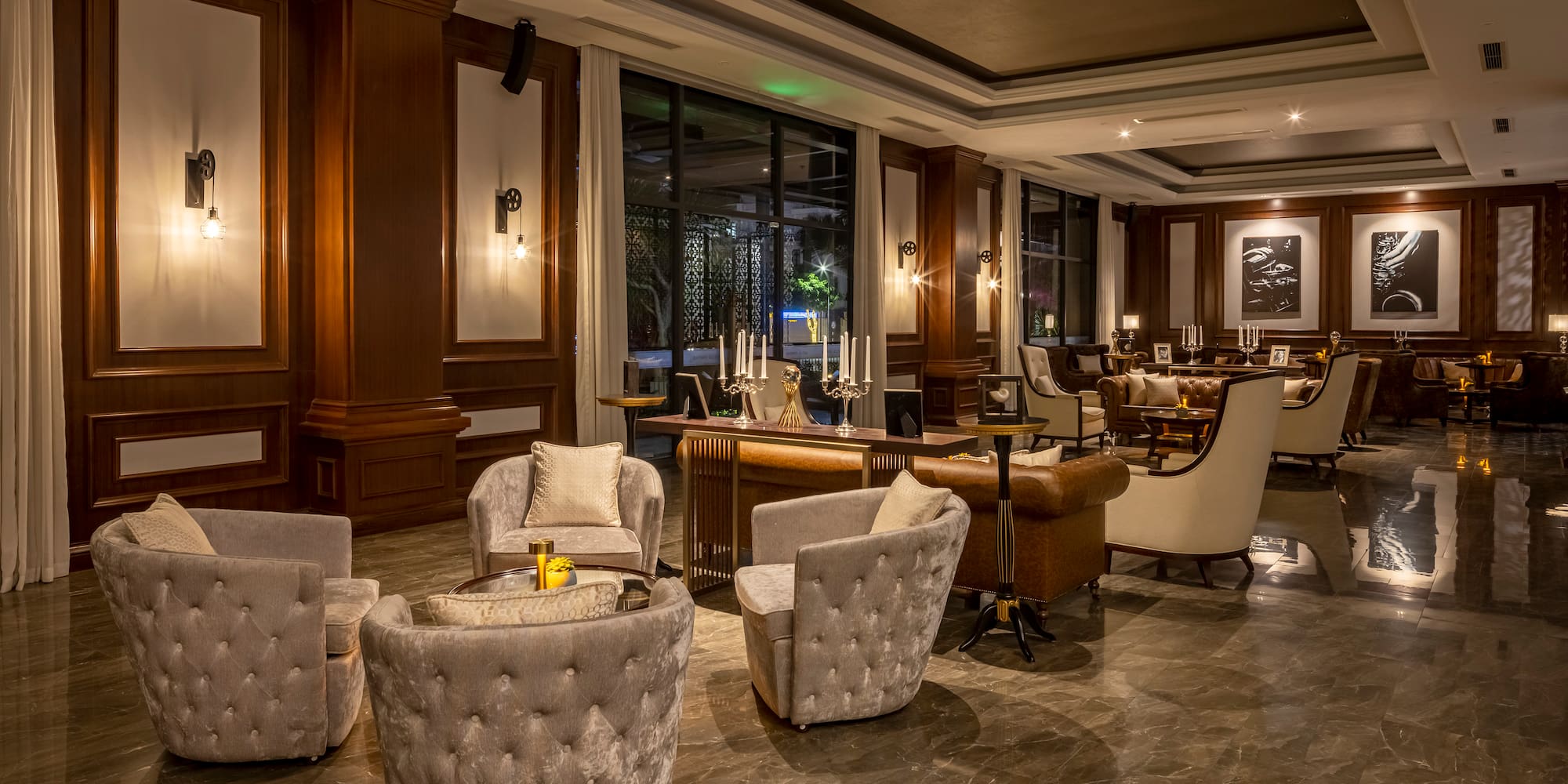 um grande edifício com muitas janelas e um estacionamento