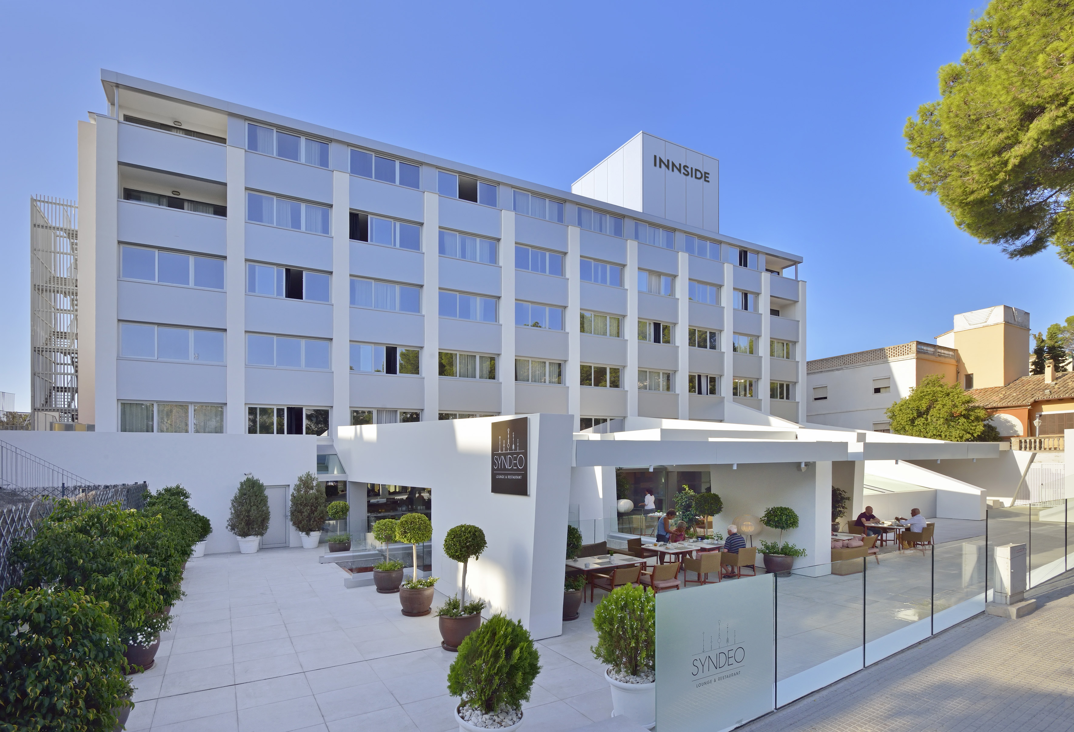 Innside hotel and SynDeo lounge restaurant with outdoor patio seating