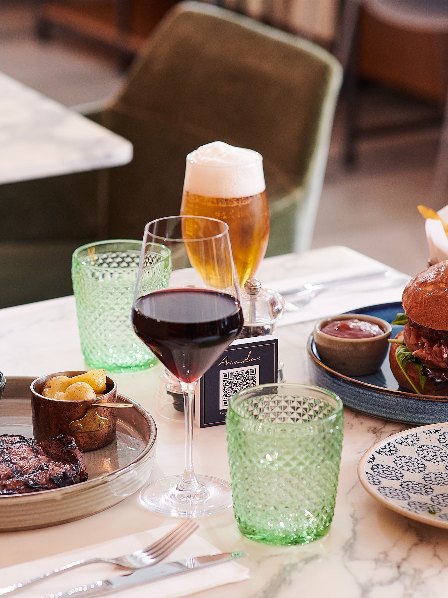 Platos de restaurante: bistec, hamburguesa, croquetas, vino y cerveza.
