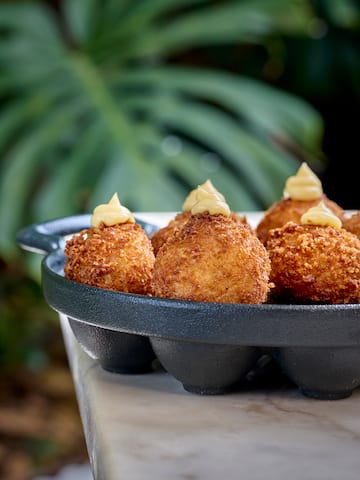 a tray of fried food