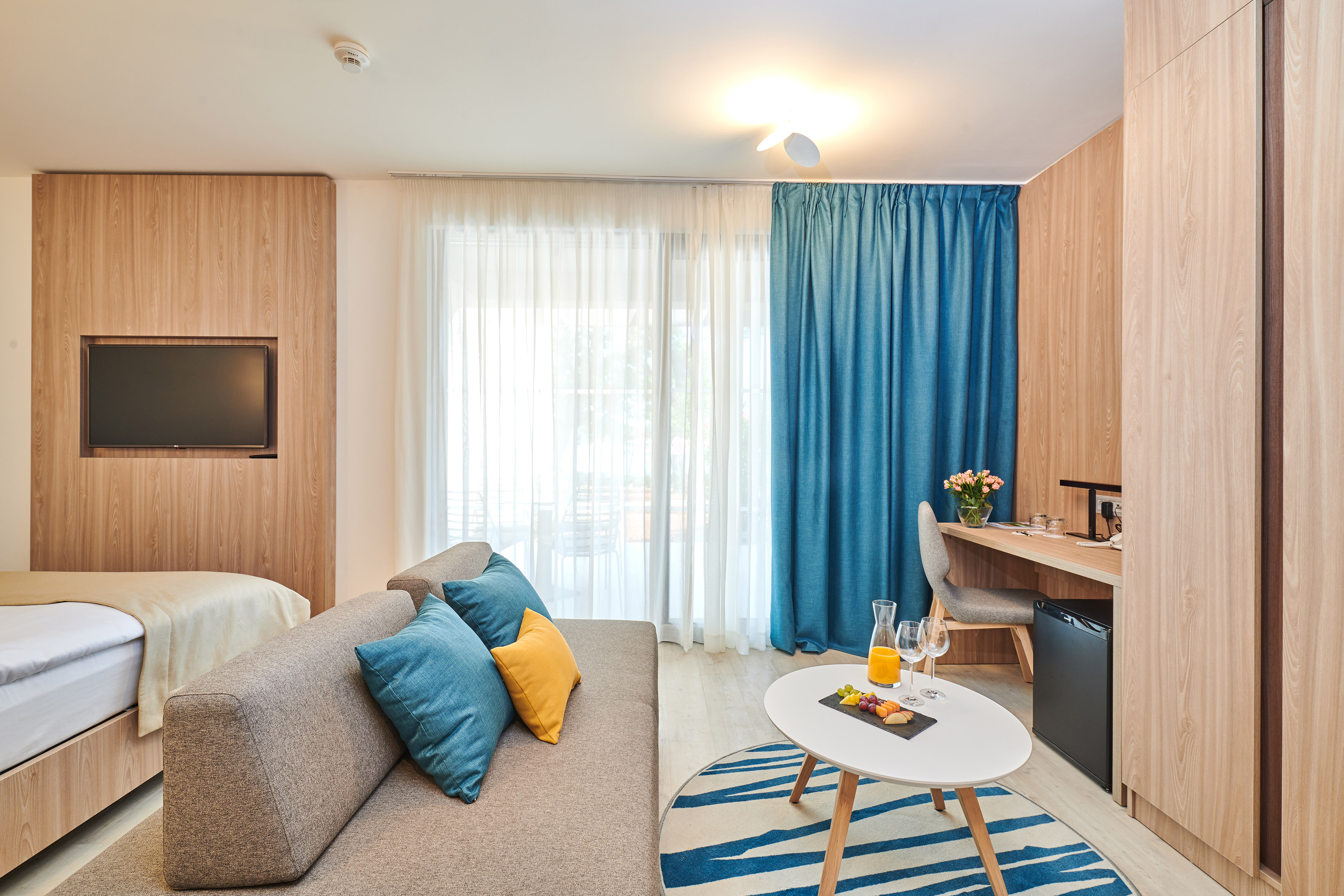 a room with a couch and a table - XTRA Suite - Garden Suites Umag Plava Laguna Affiliated by Meliá, Umag