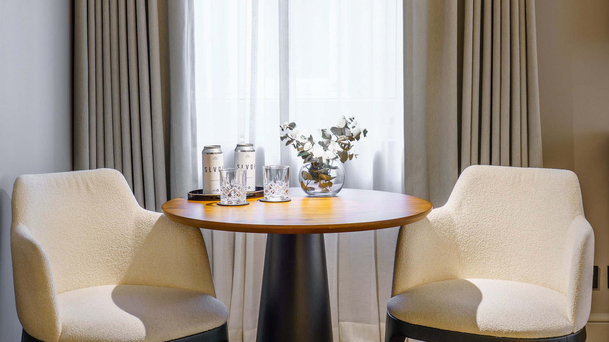 a table with chairs and a lamp