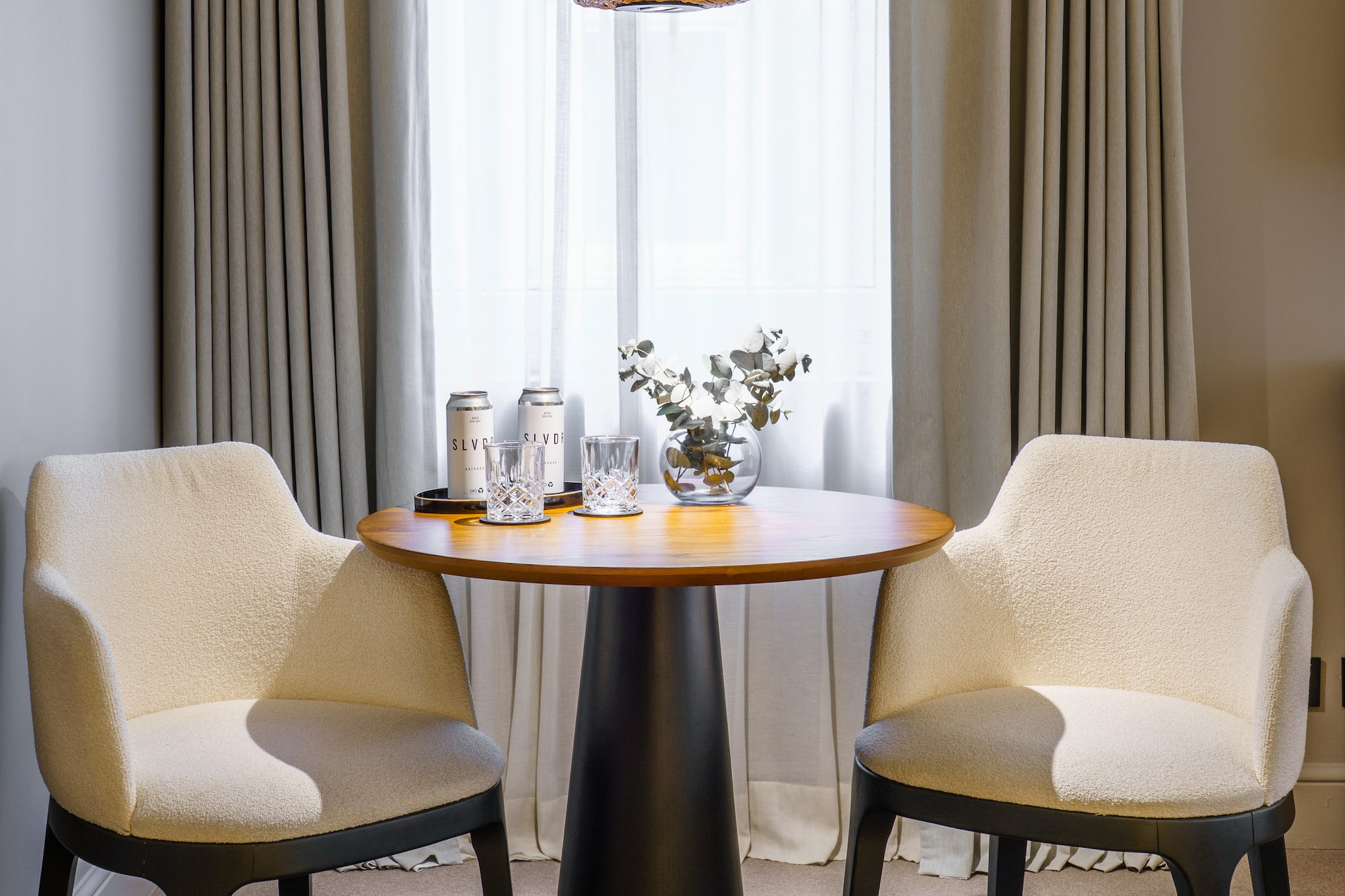 a table with chairs and a lamp