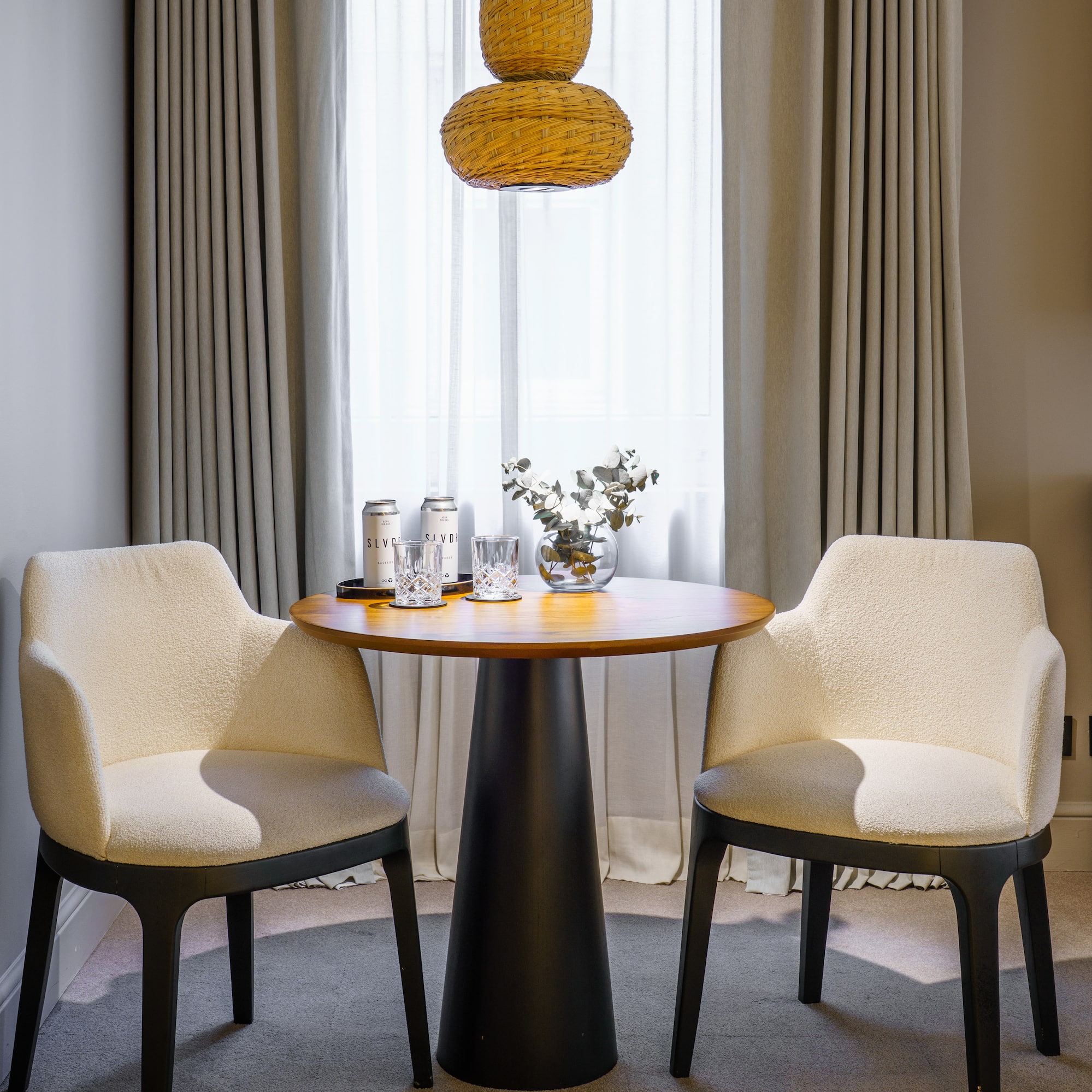 a table with chairs and a lamp