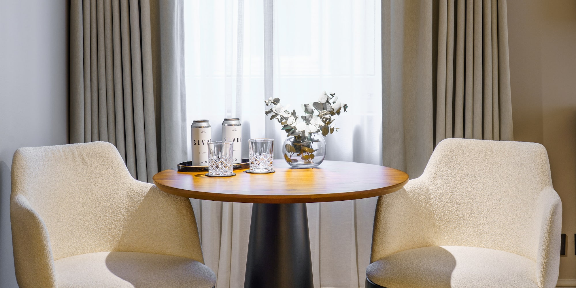 a table with chairs and a lamp