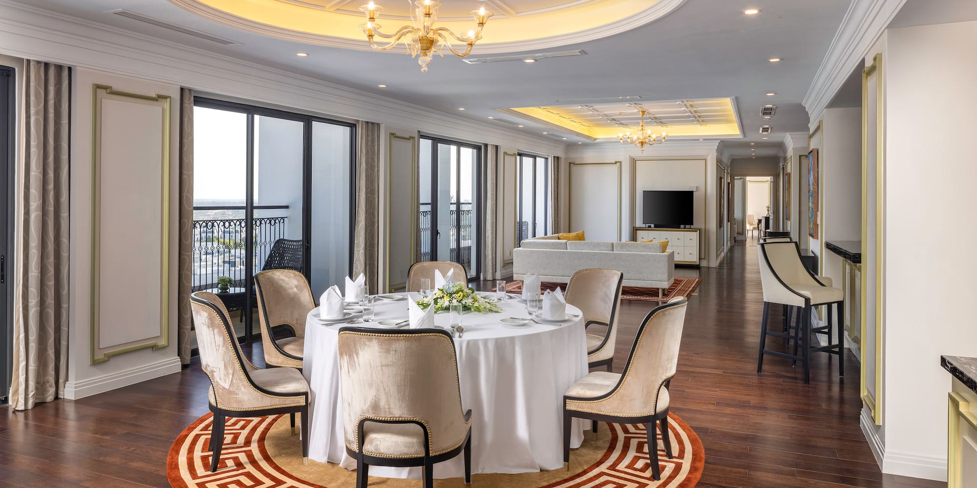 uma sala com uma mesa redonda e cadeiras