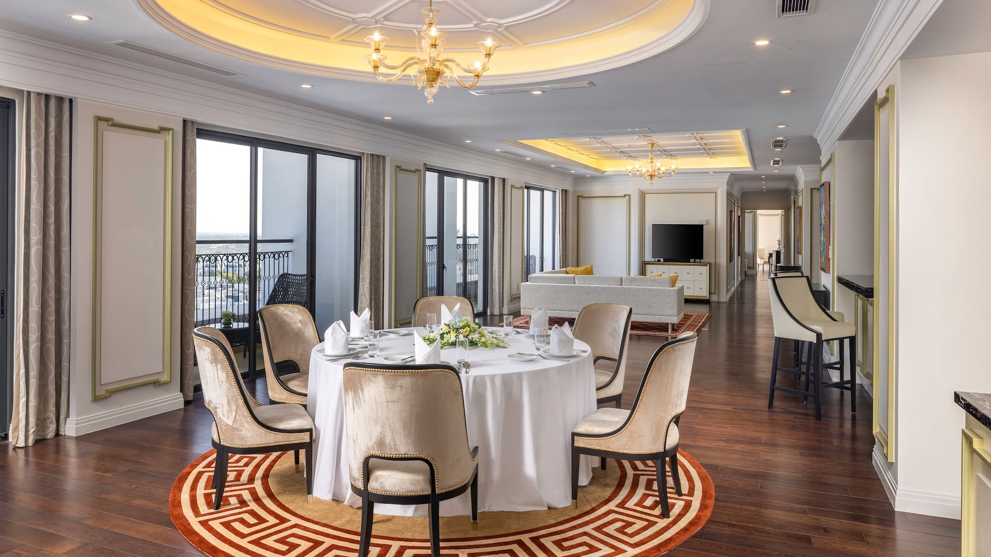 uma sala com uma mesa redonda e cadeiras