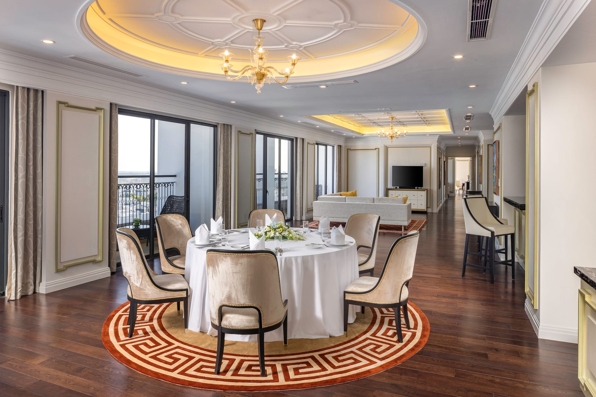 phòng có bàn tròn và ghế