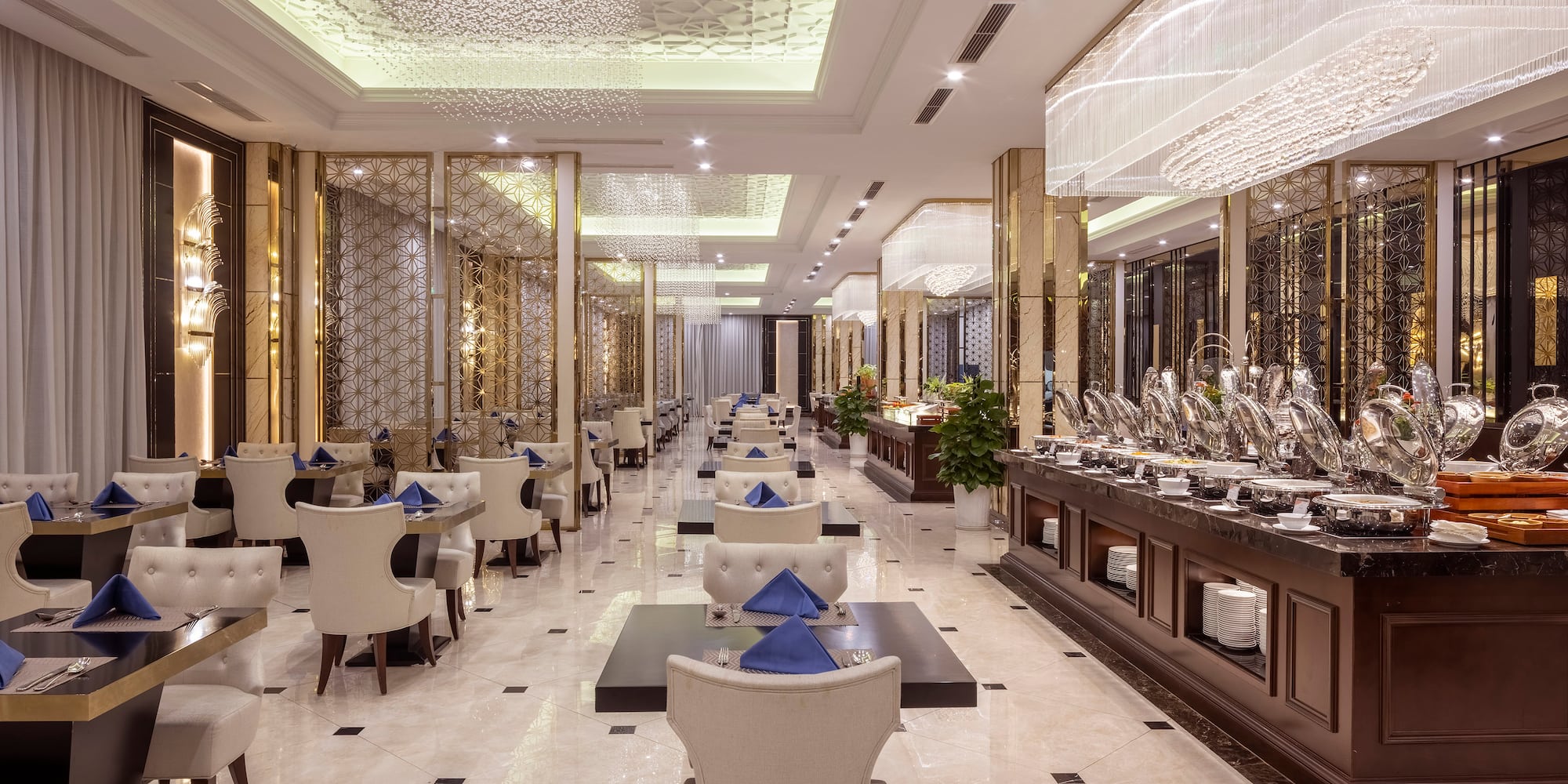 uma sala com mesas e cadeiras