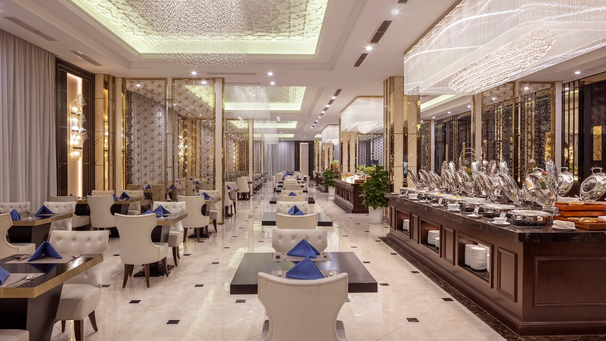 uma sala com mesas e cadeiras