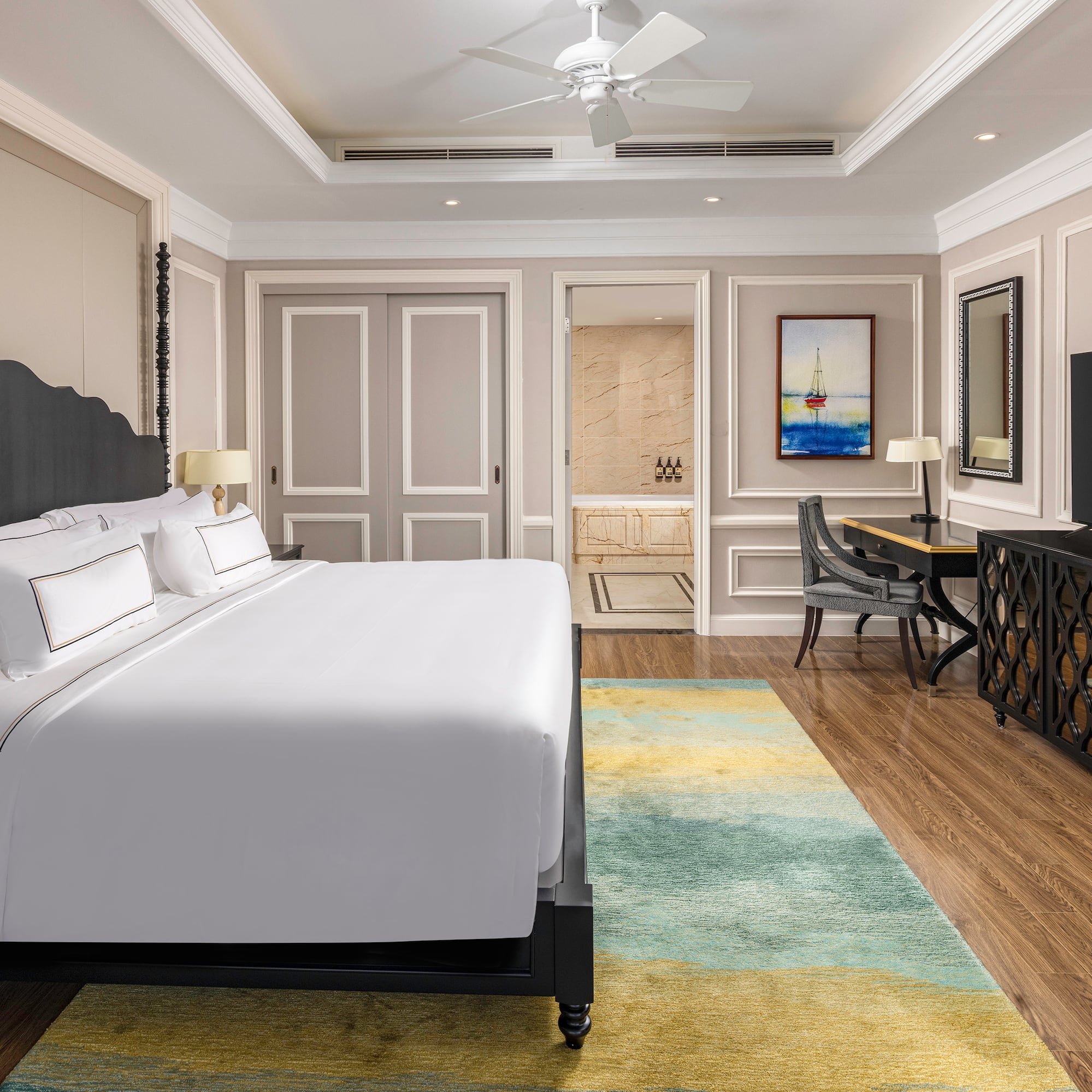 une chambre avec un bureau et un lit