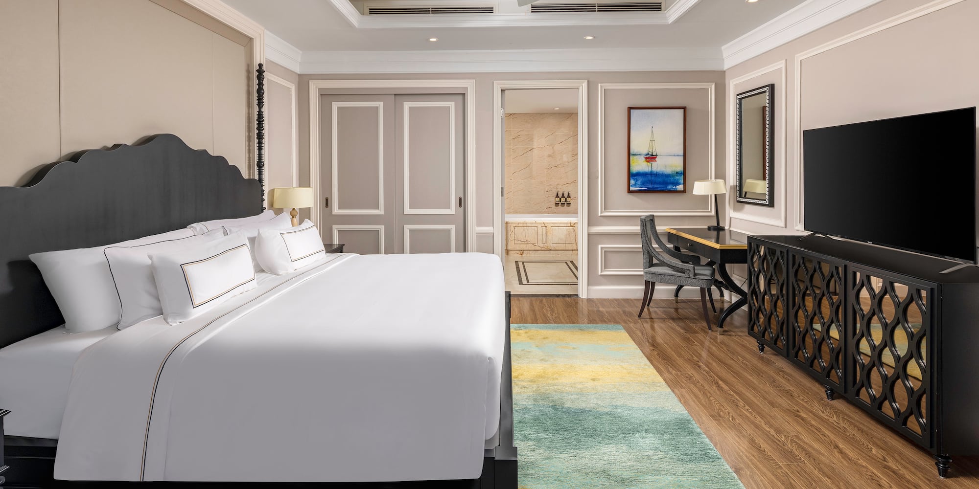 um quarto com uma mesa e uma cama