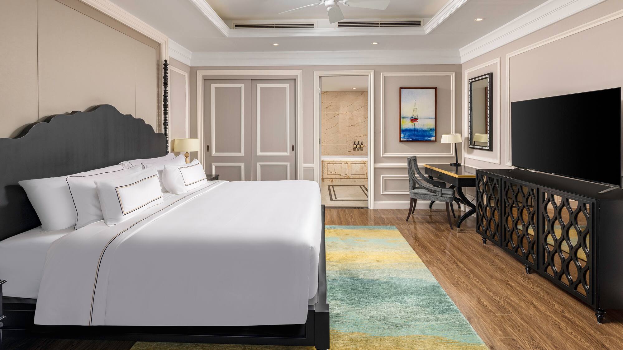 um quarto com uma mesa e uma cama