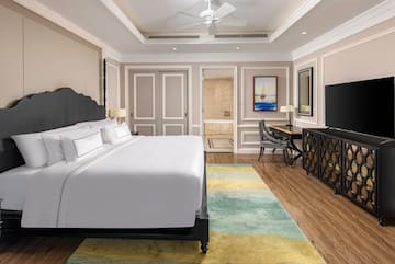 ein Schlafzimmer mit Schreibtisch und Bett