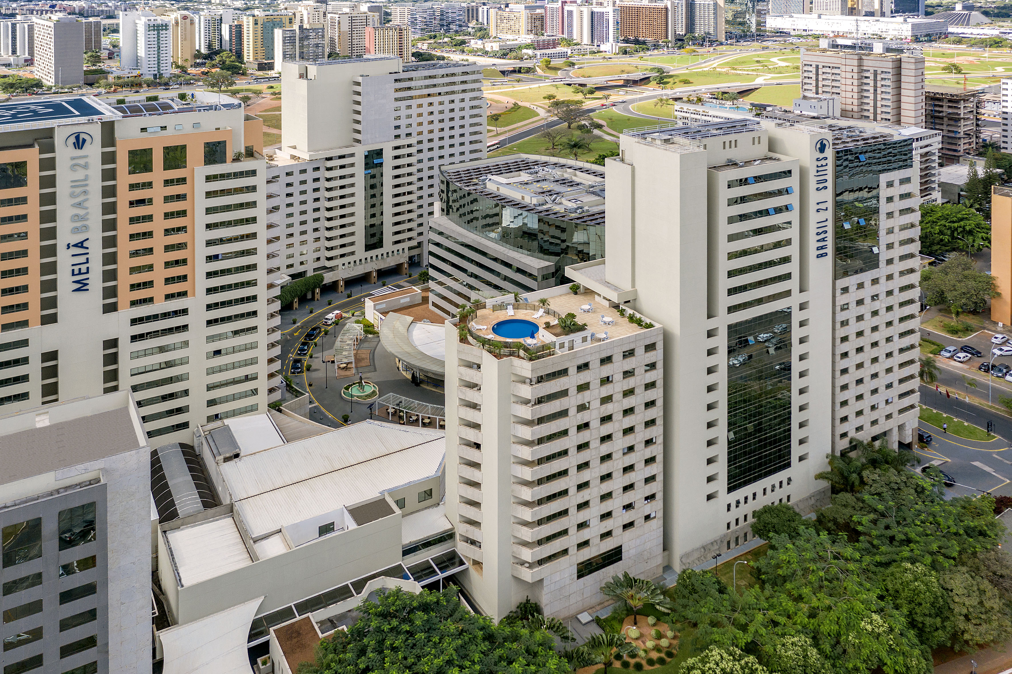 Meliá Brasil 21 and Brasil 21 Suites complex, rooftop pool, Brasília cityscape.