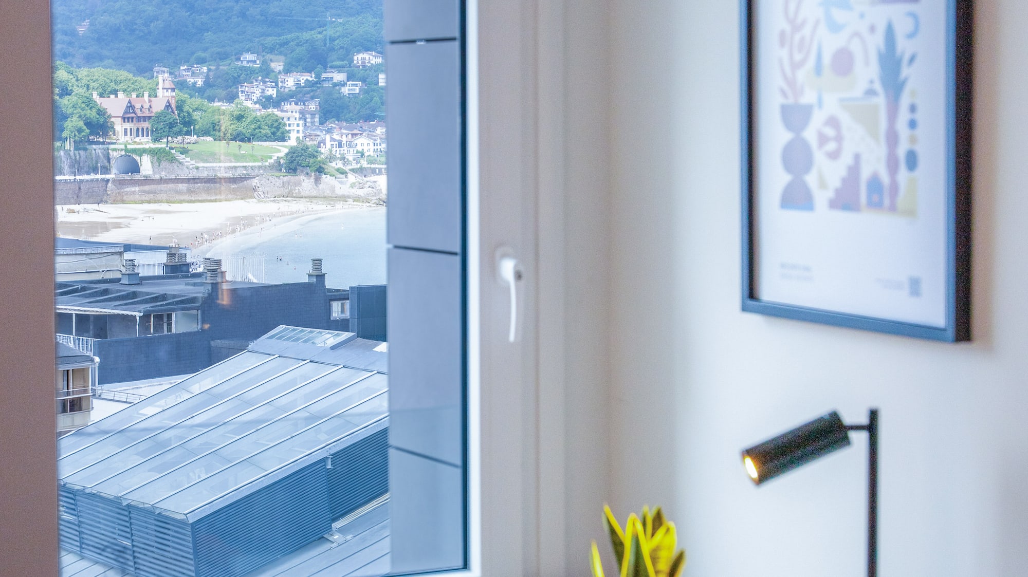 Habitación con mesa, vista a la bahía de La Concha, San Sebastián.