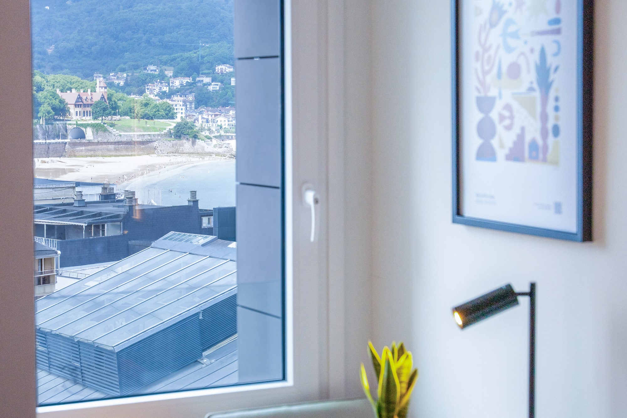 Habitación con mesa, vista a la bahía de La Concha, San Sebastián.