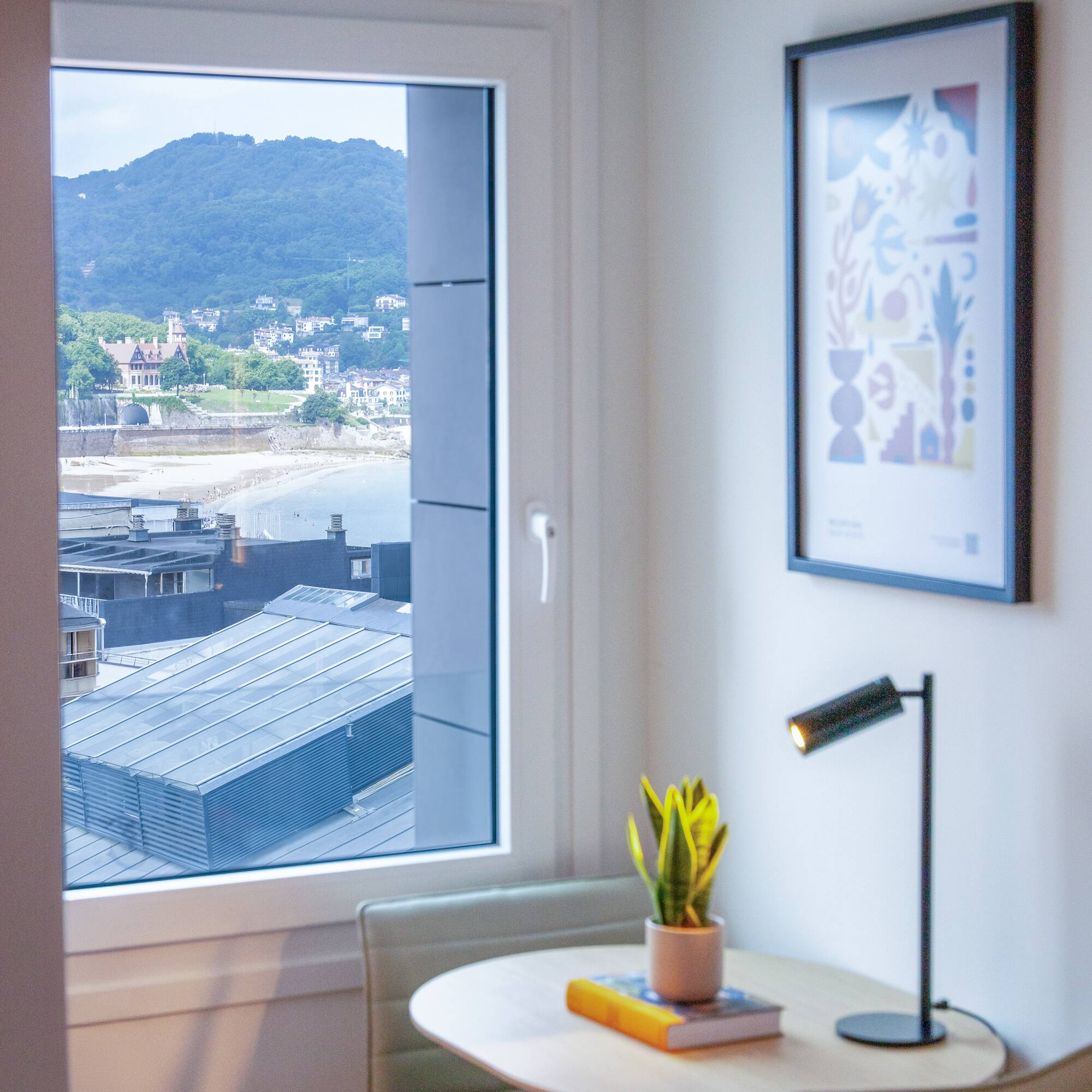 Habitación con mesa, vista a la bahía de La Concha, San Sebastián.