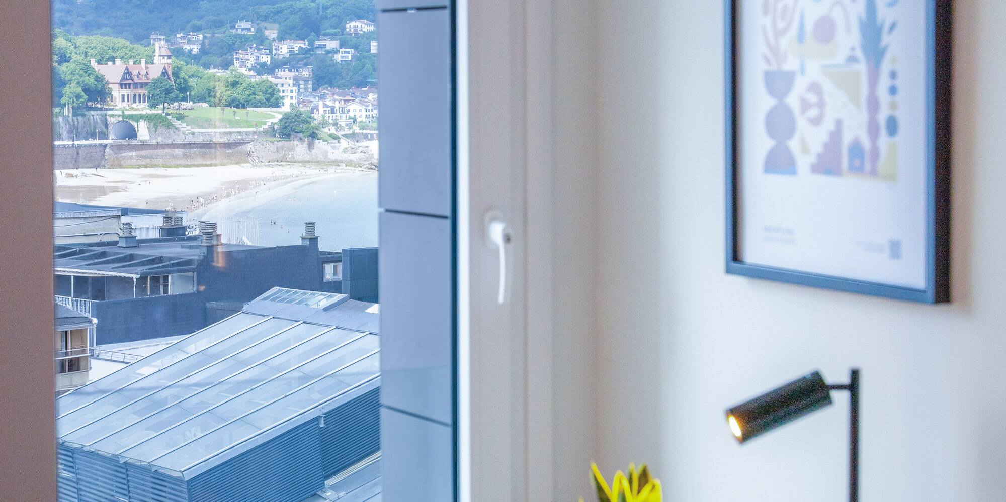 Habitación con mesa, vista a la bahía de La Concha, San Sebastián.