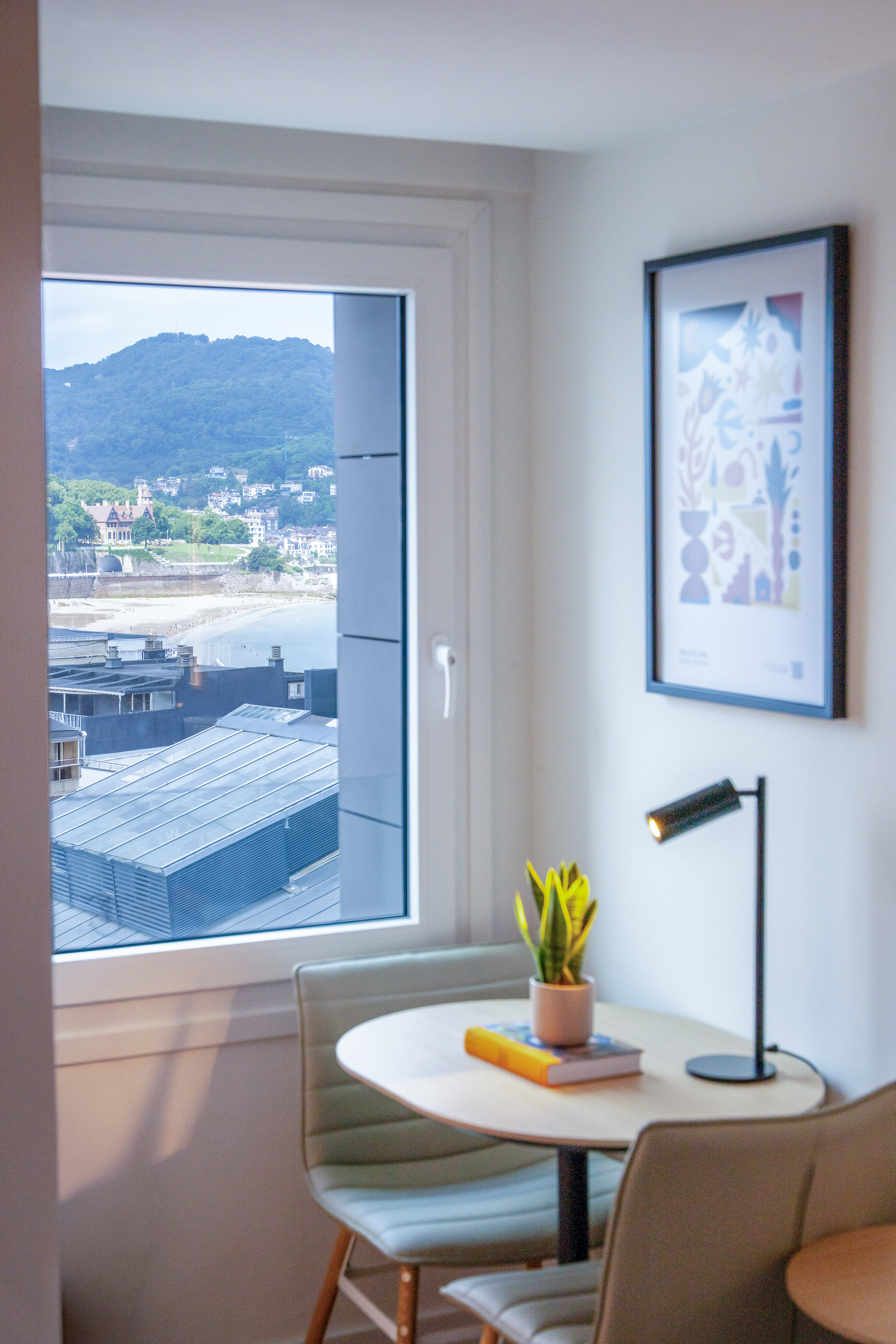Habitación con mesa, vista a la bahía de La Concha, San Sebastián.