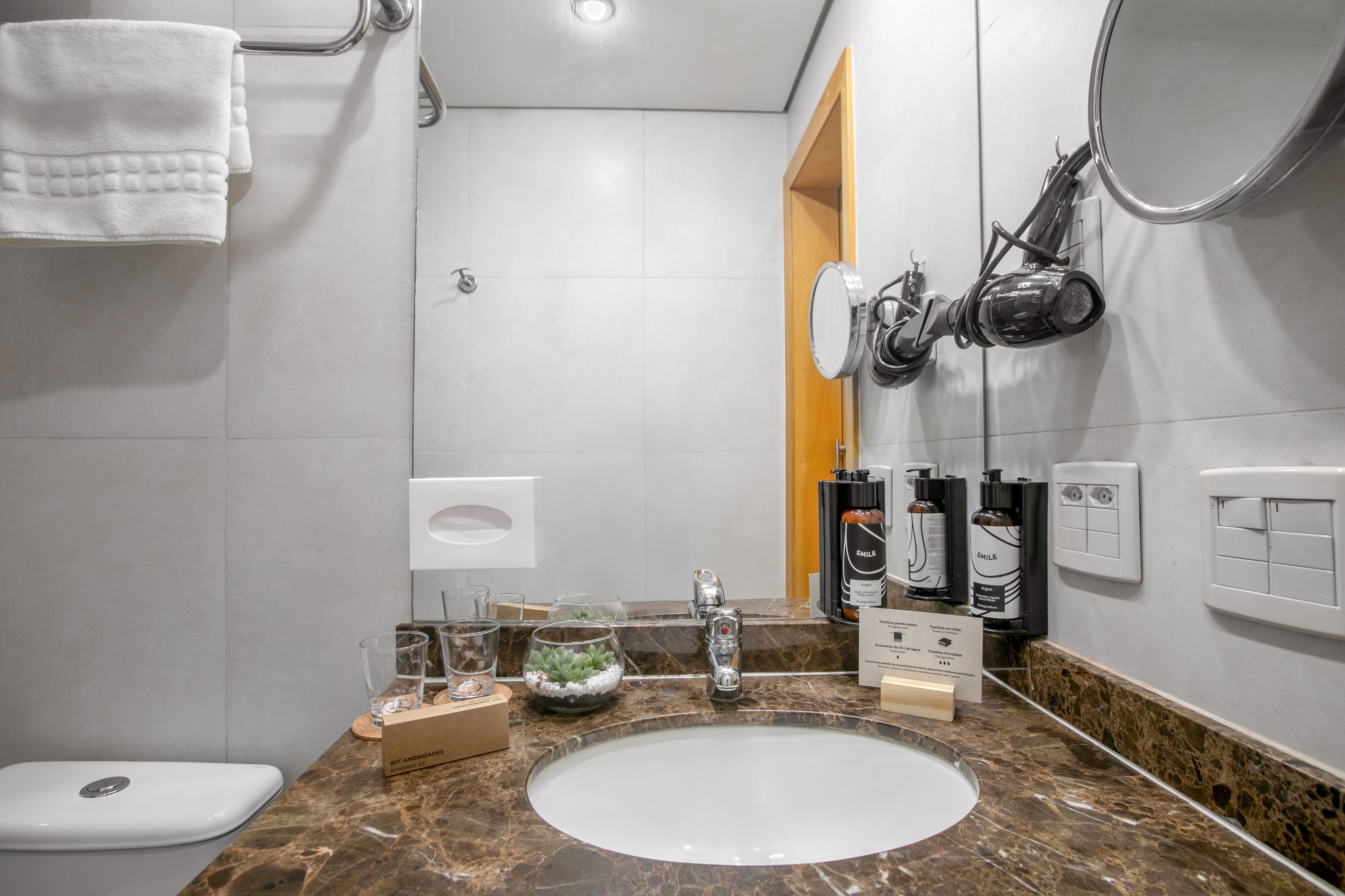 Modern hotel bathroom with marble vanity, sink, mirror, and toiletries. - The INNSiDE Room Twin con Balcón - INNSiDE São Paulo Higienópolis, Sao Paulo