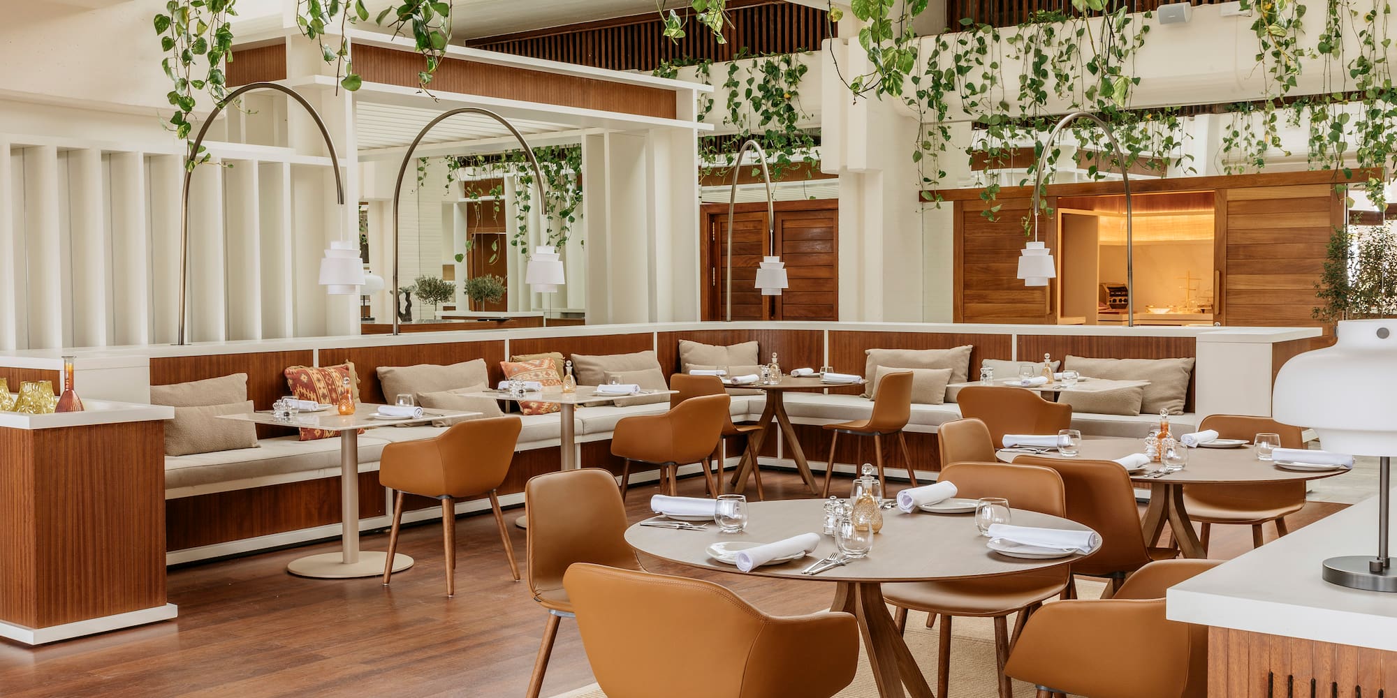 un ristorante con tavoli e sedie