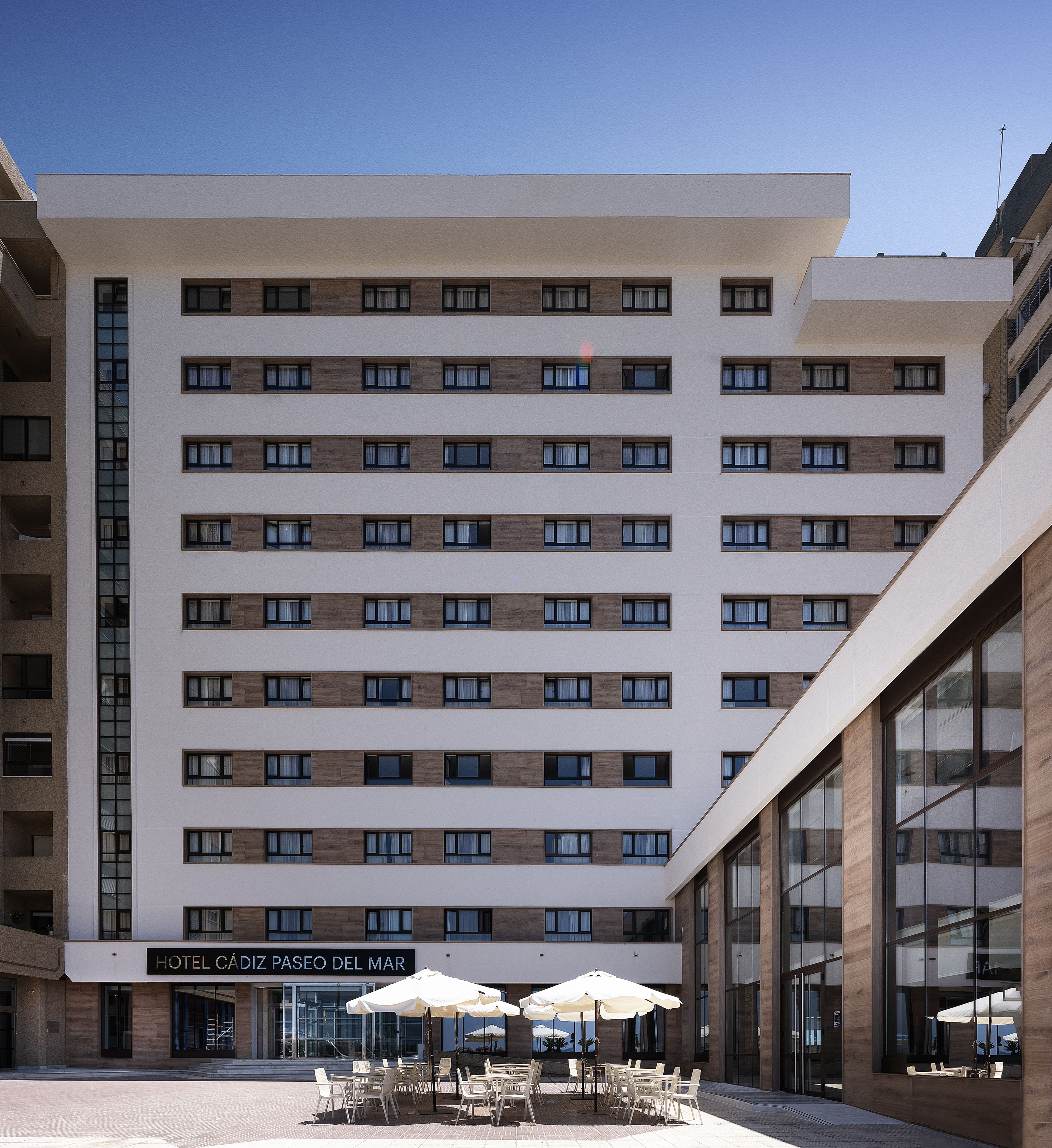 Modern Hotel Cádiz Paseo del Mar facade, patio with umbrellas.
