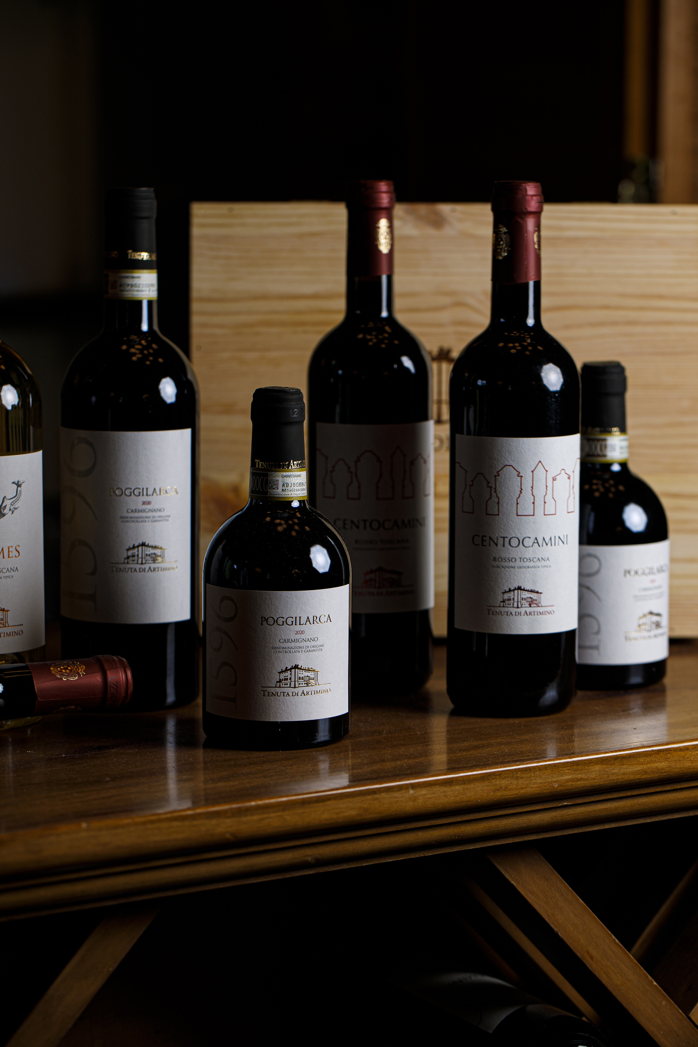 Poggilarca Carmignano and Centocamini Rosso Toscana wines on wood.