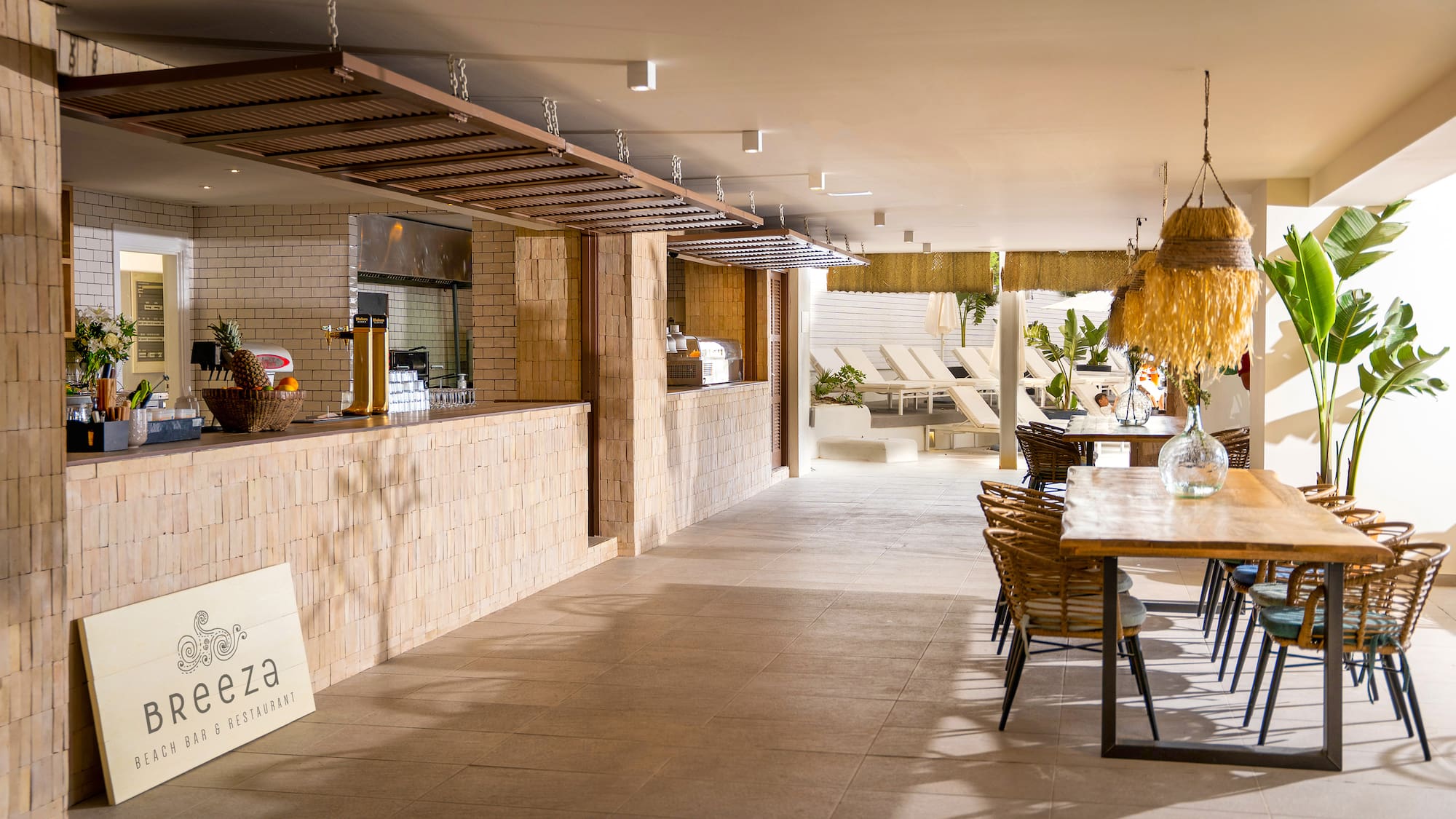 Breeza Beach Bar & Restaurant: barra, comedor, terraza y piscina.