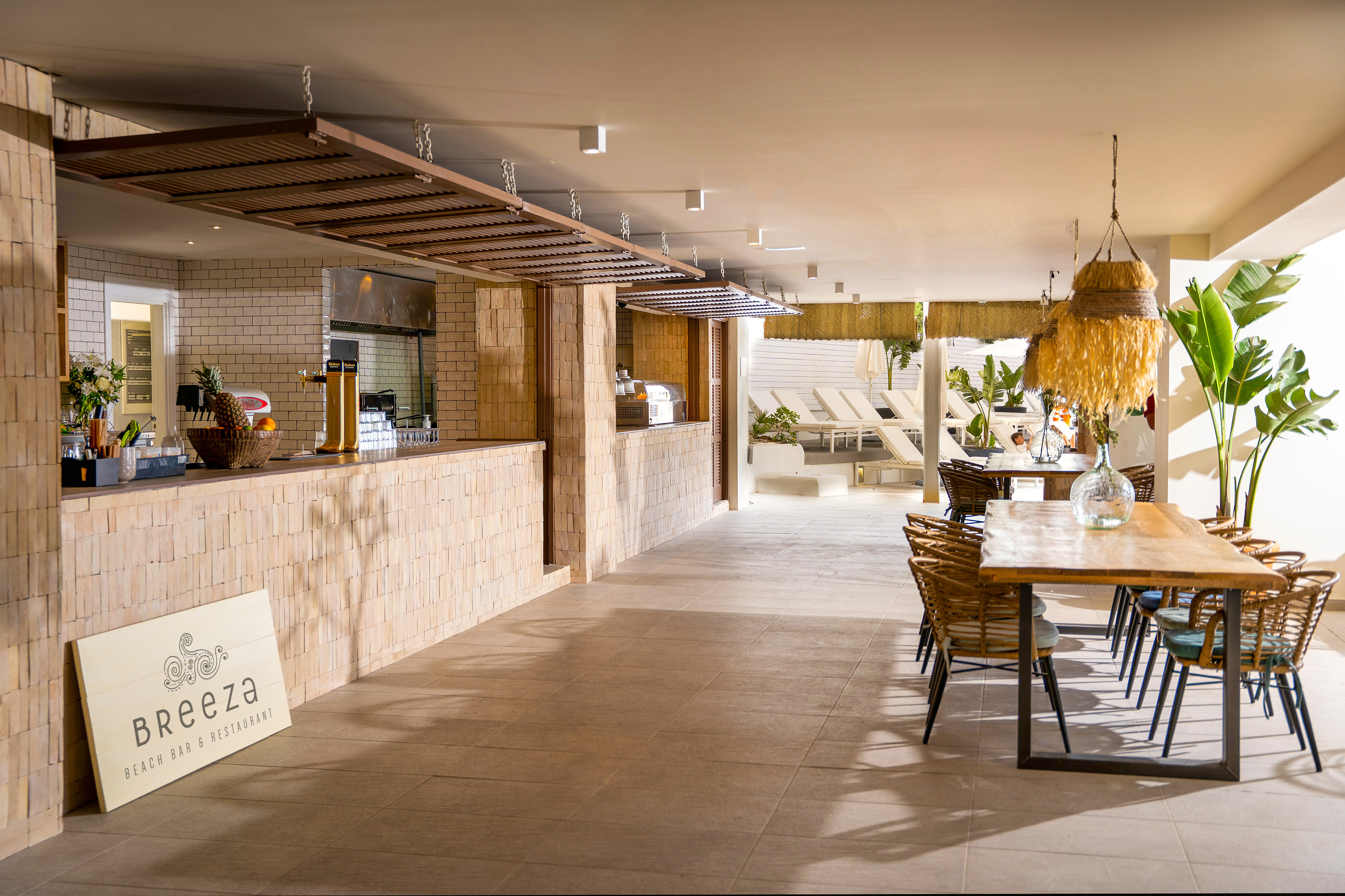 Breeza Beach Bar & Restaurant: barra, comedor, terraza y piscina.