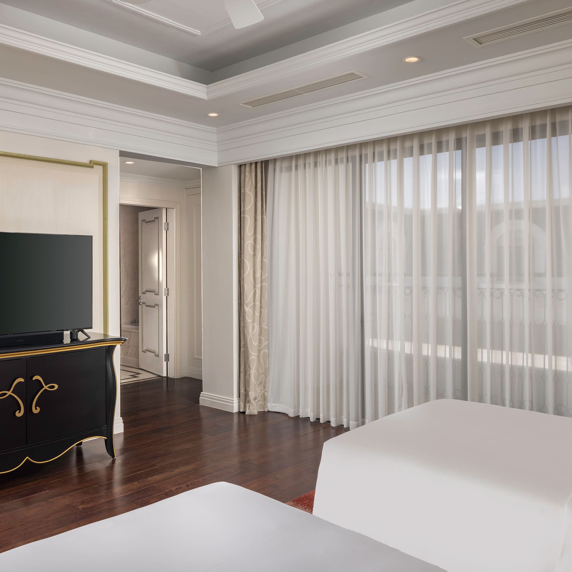 une chambre avec une télévision et un lit