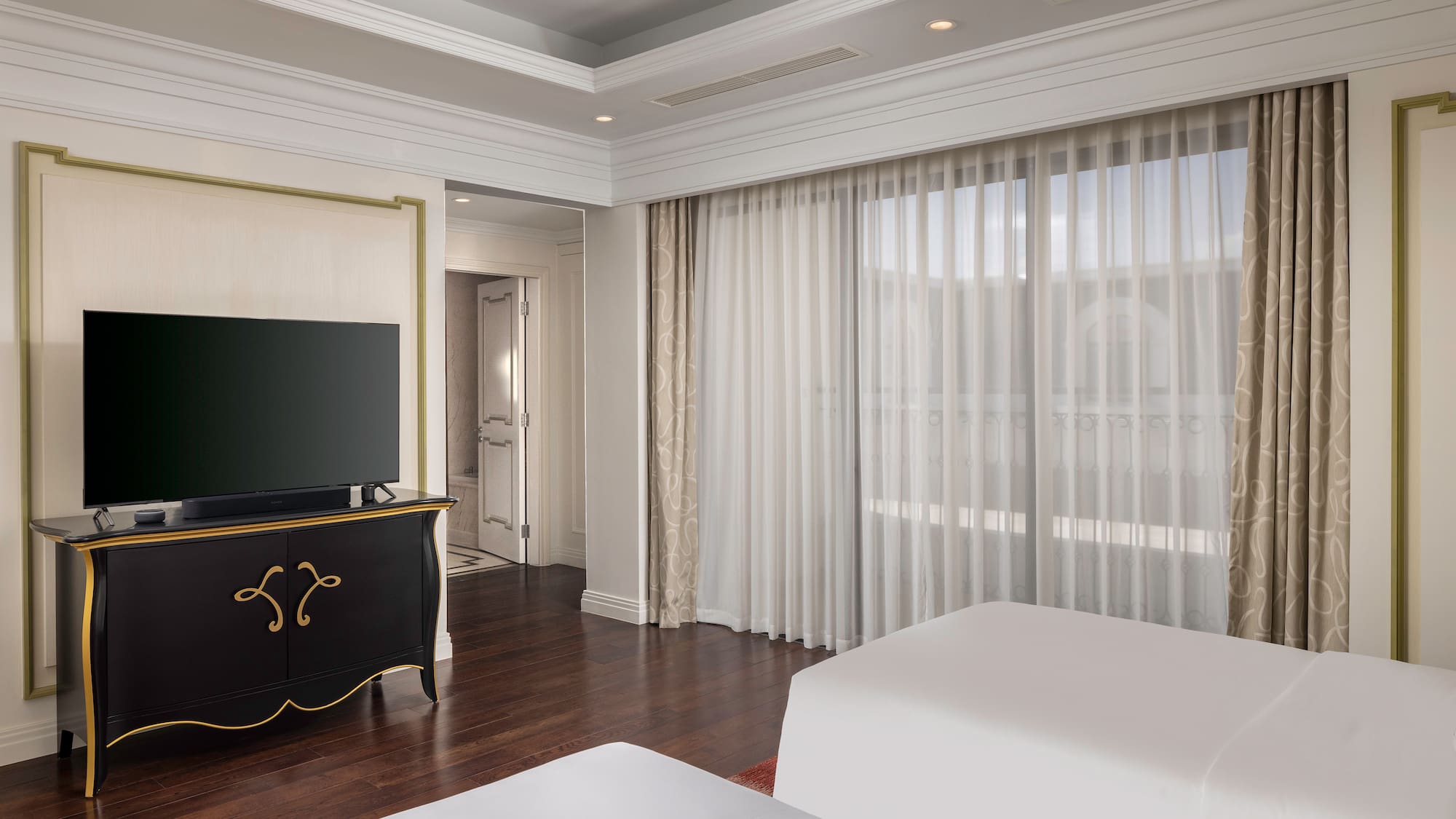 um quarto com uma tv e uma cama