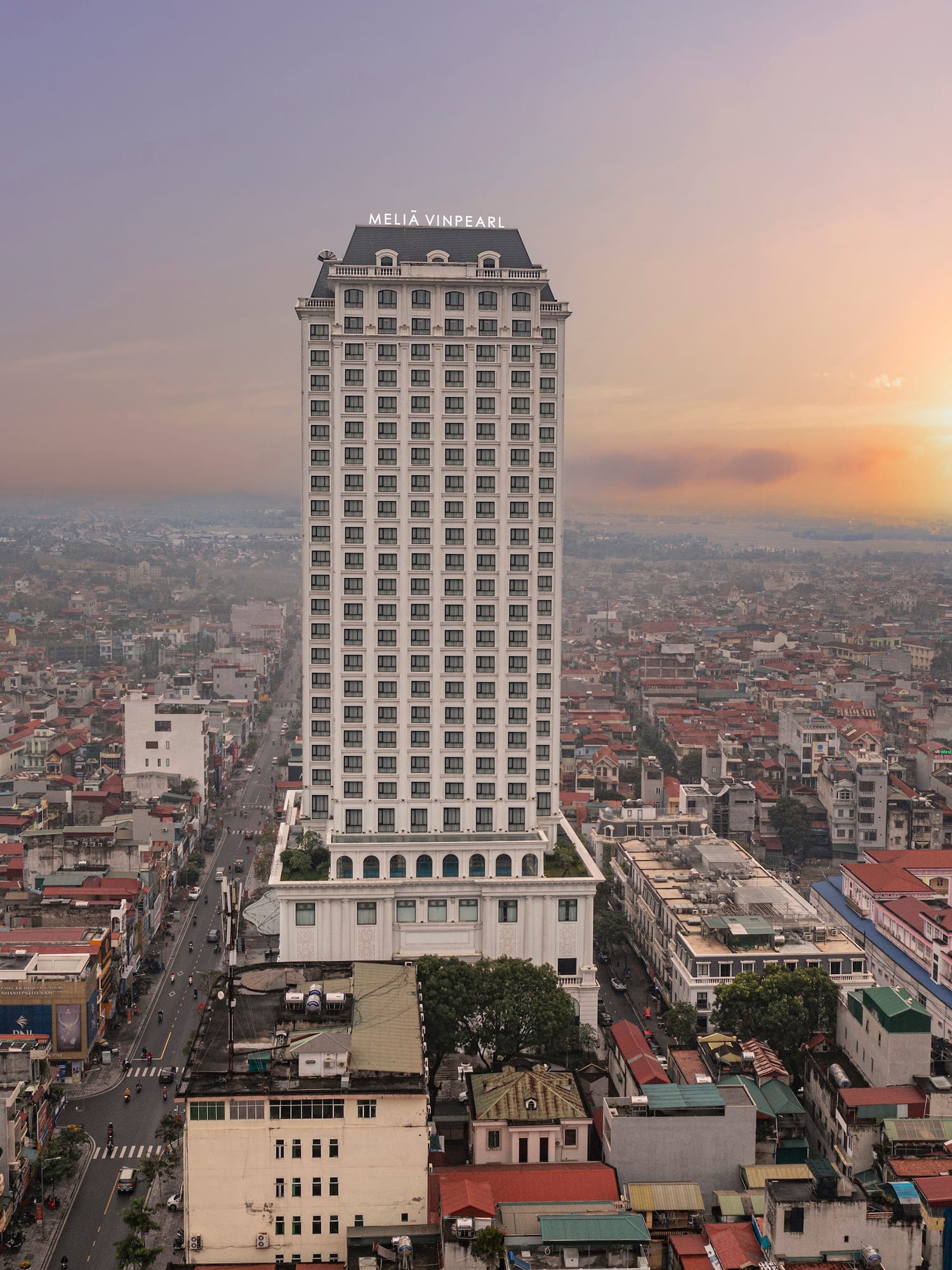 a large building in a city