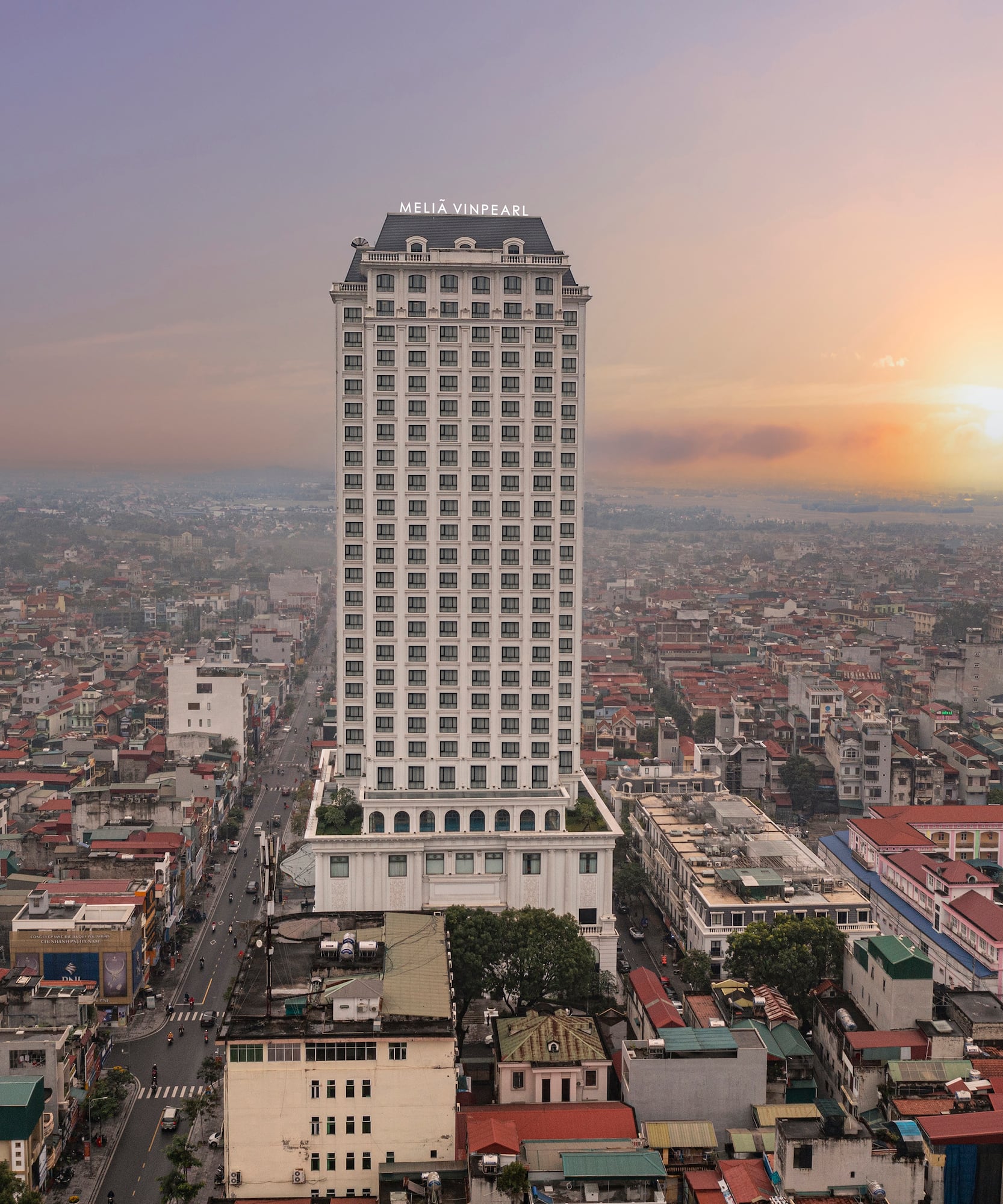 a large building in a city