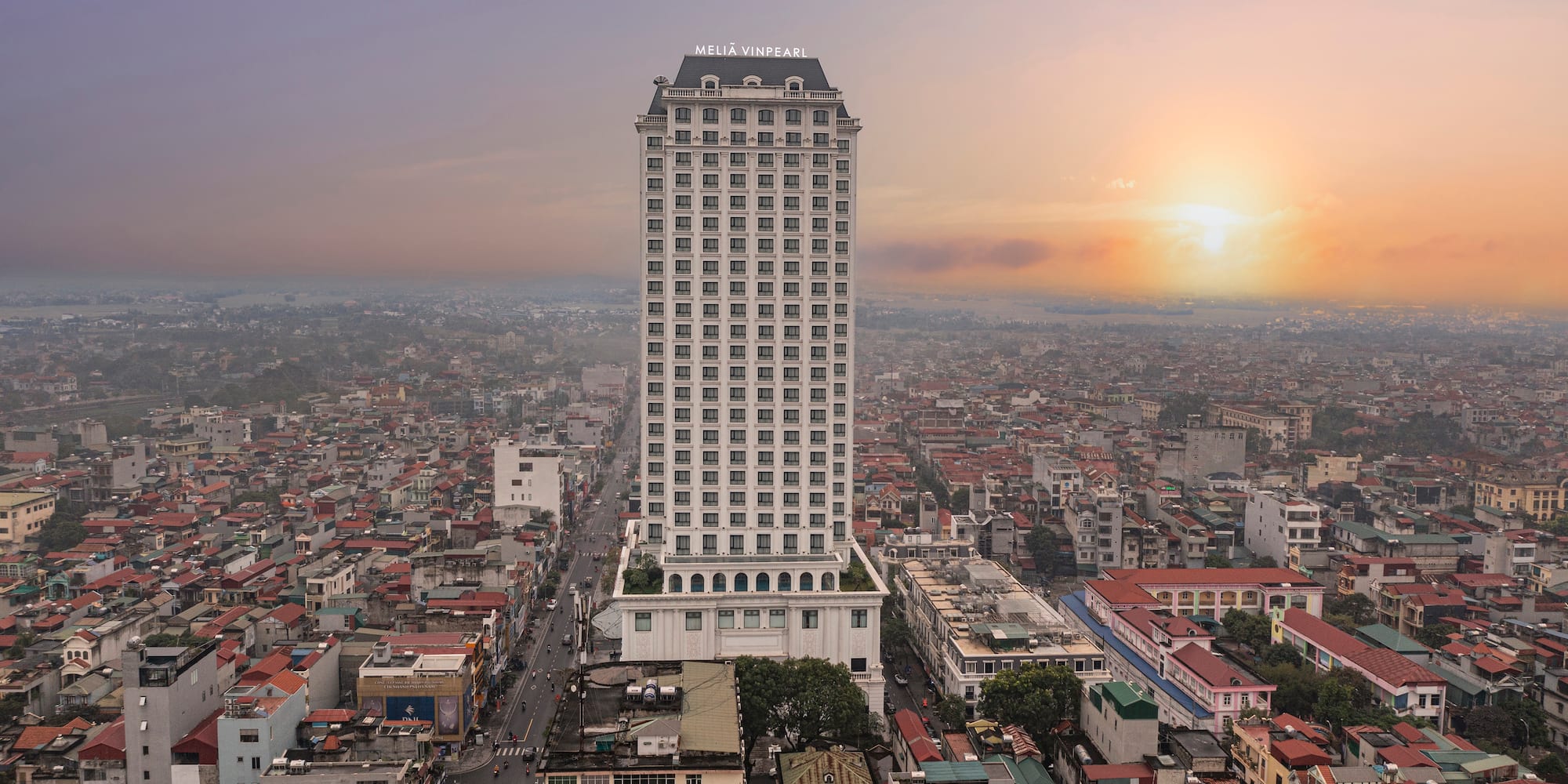 a large building in a city