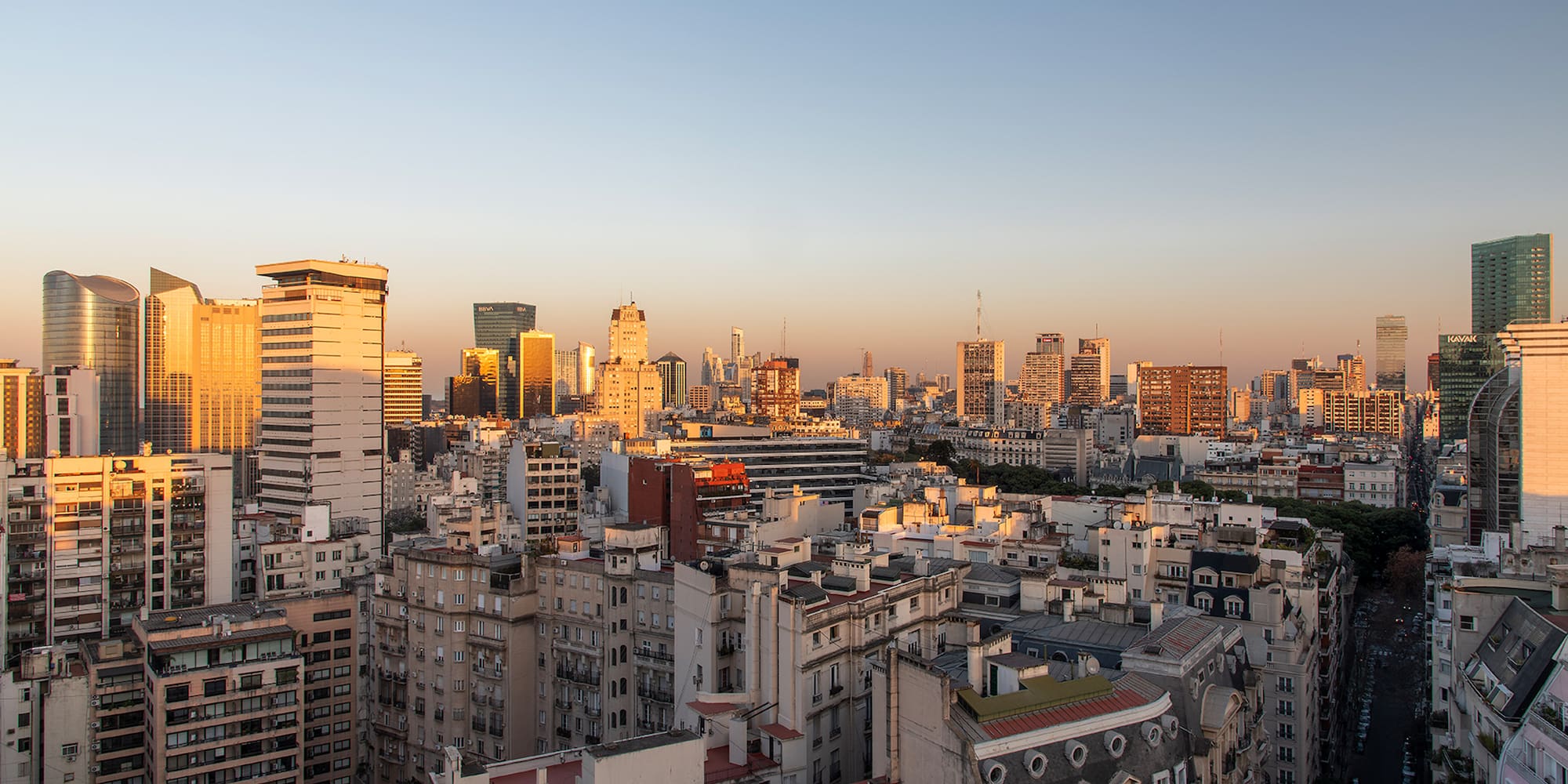 a city skyline with many buildings