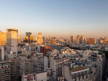 a city skyline with many buildings