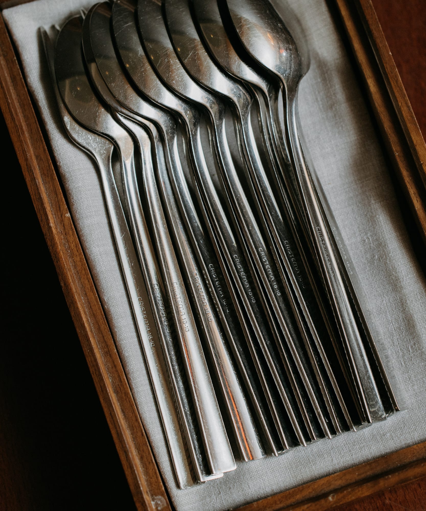 Juego de cucharas Cristema de acero inoxidable en caja de madera.