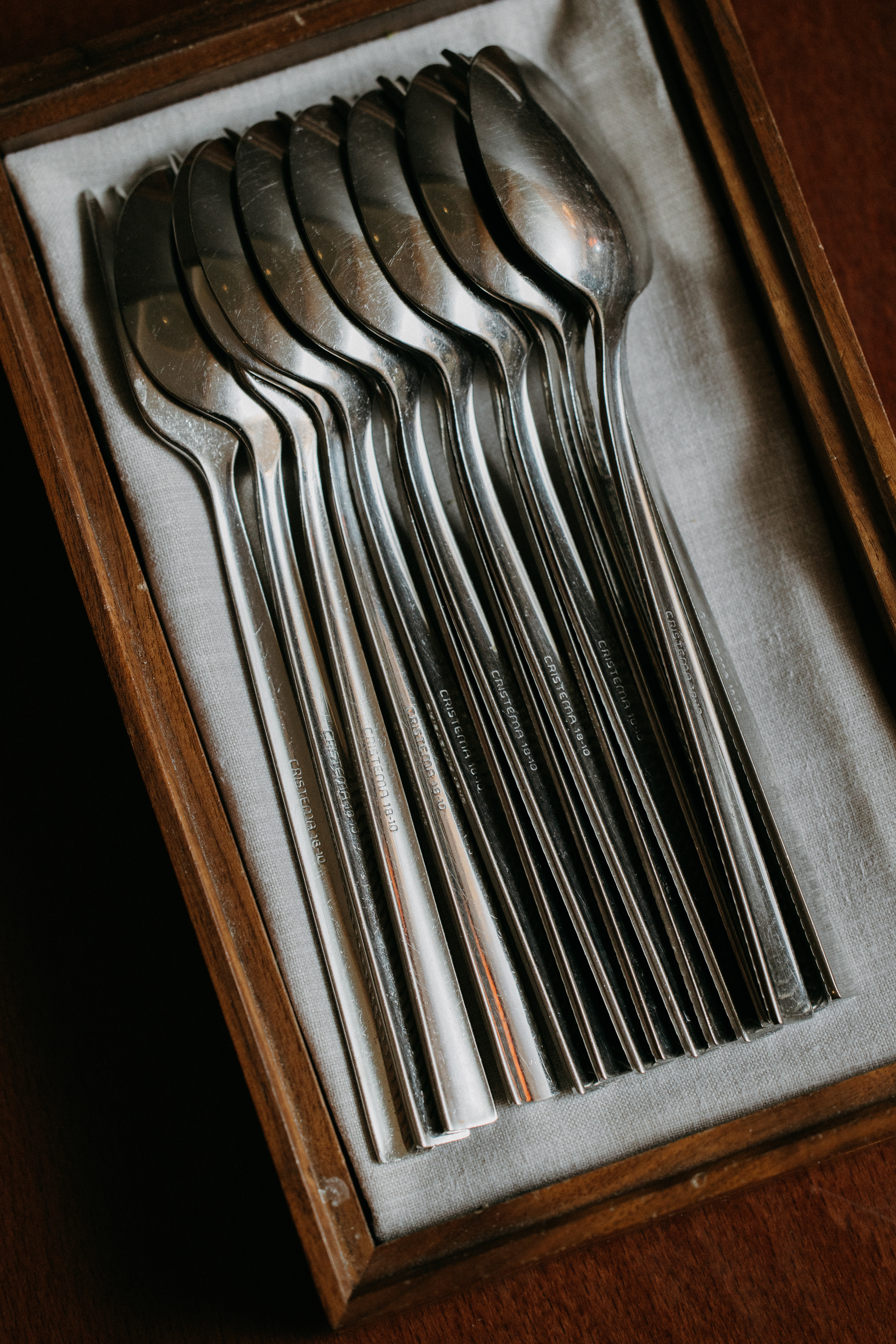 Juego de cucharas Cristema de acero inoxidable en caja de madera.