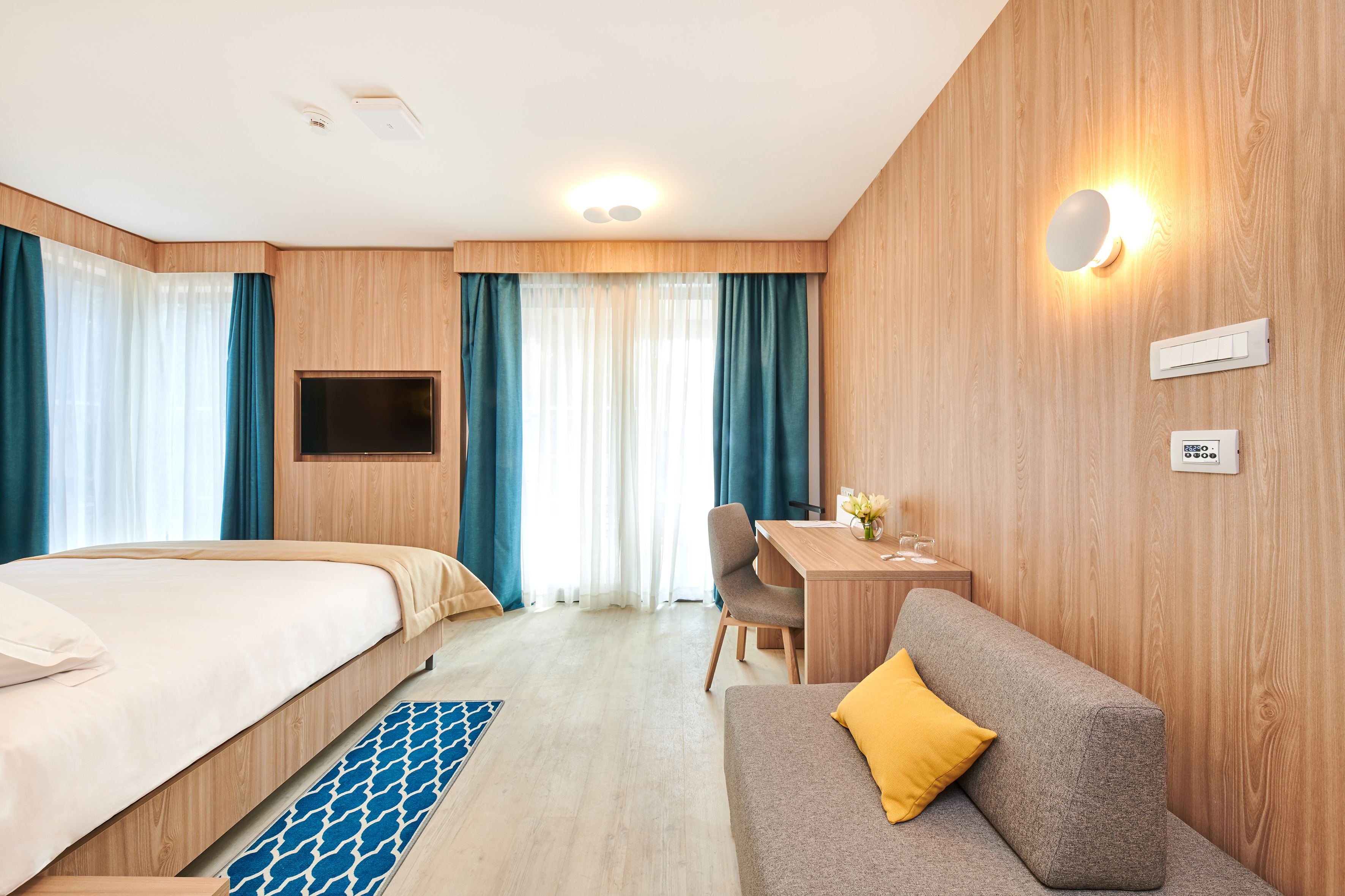 a room with a bed and a desk - Classic Room avec Balcon - Garden Suites Umag Plava Laguna Affiliated by Meliá, Umag