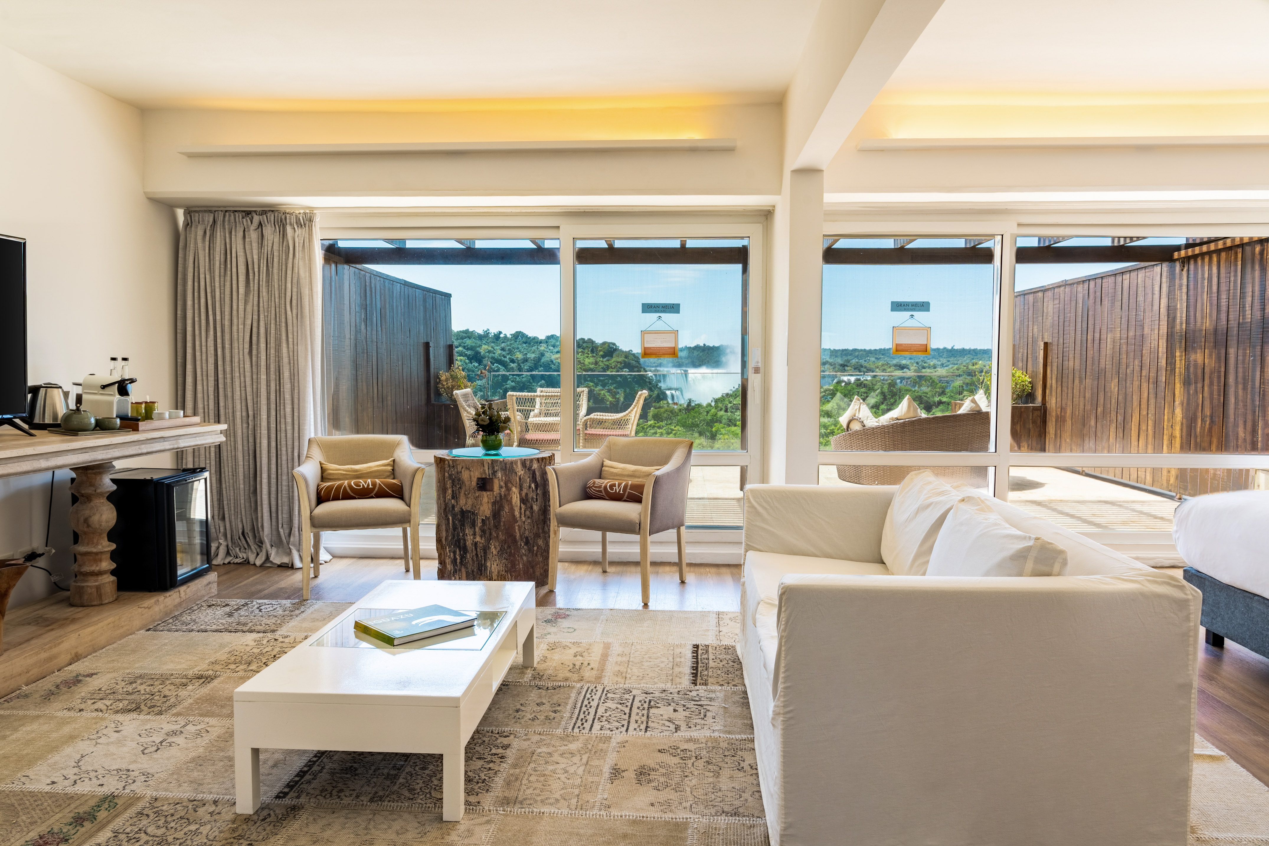 Luxury suite living area with Iguazu Falls view through floor-to-ceiling windows. - Deluxe Junior Suite RedLevel – Waterfall View - Gran Meliá Iguazú, Εθνικό Πάρκο Iguazú